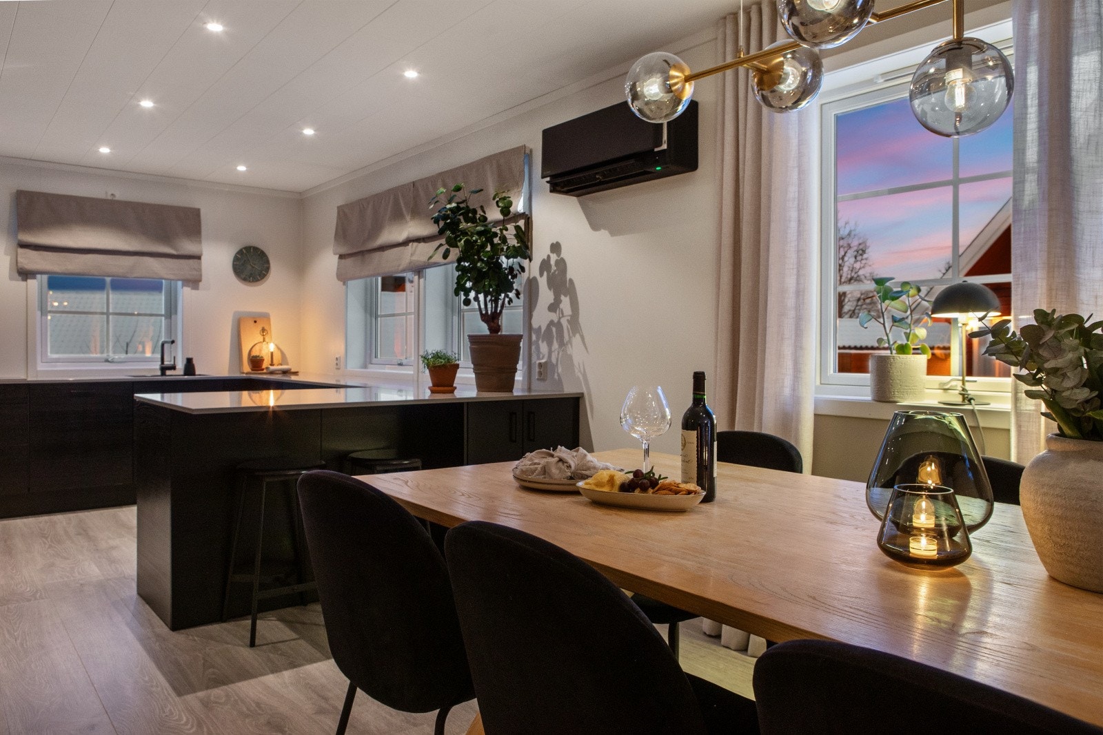 Den store benkeplaten åpner for å plassere barstoler, og skaper en sosial sone for samvær og hyggelige stunder. Galleribilde