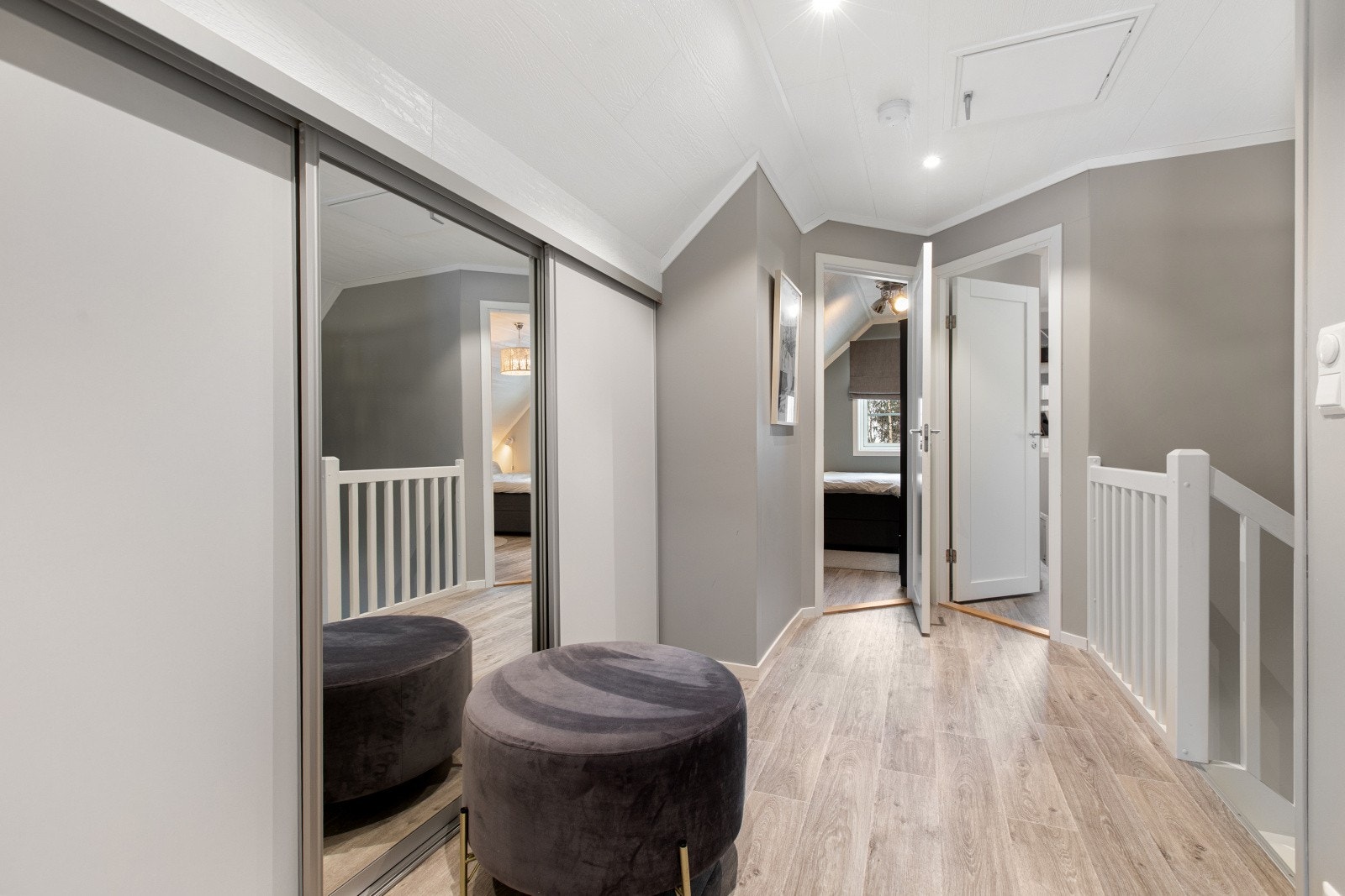 Den romslige gangen som fordeler adkomsten til de tre soverommene og badet har praktiske skyvedørsgarderobe med rikelig lagringsplass. Galleribilde