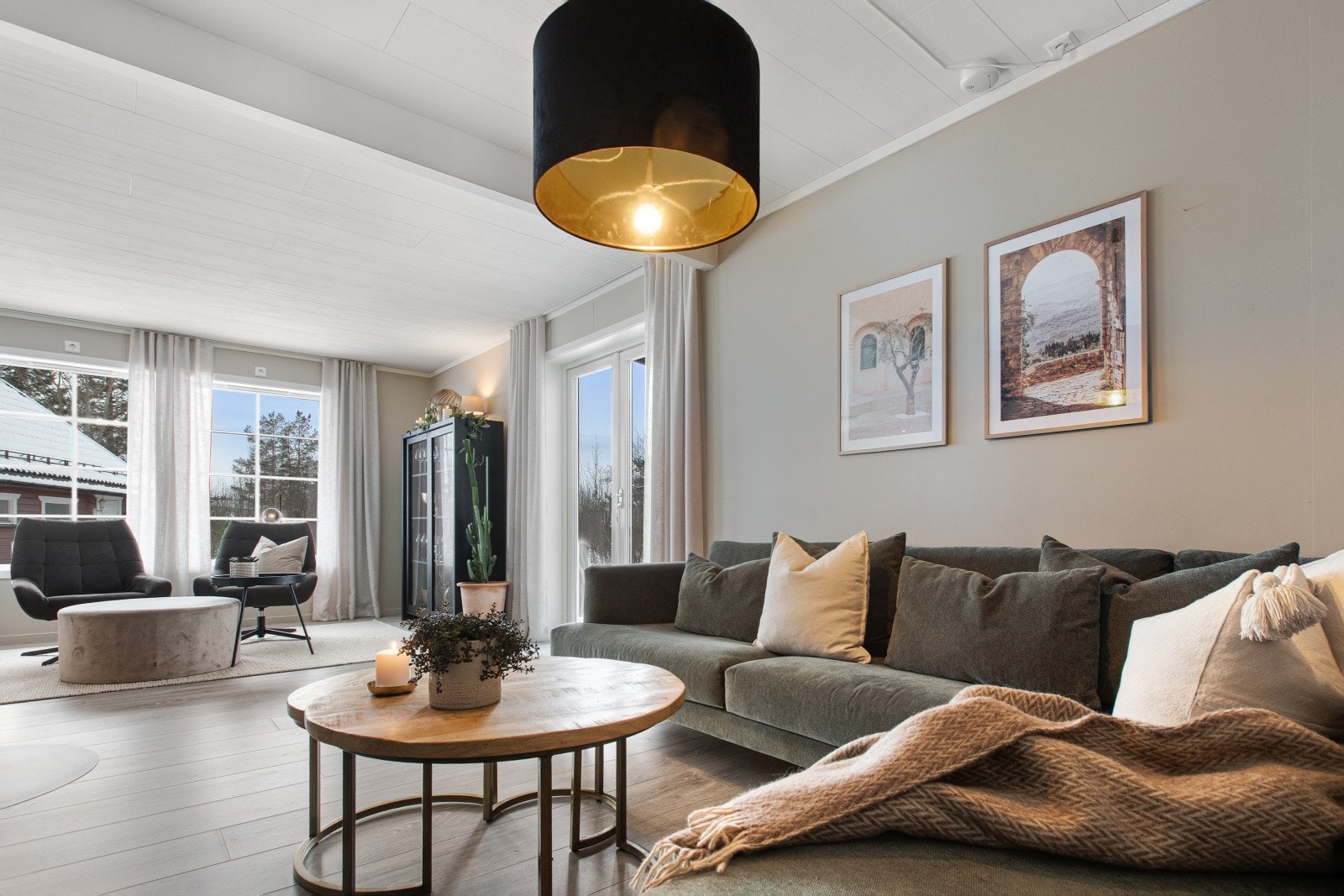 Hele eiendommen er malt i en gjennomført og harmonisk fargepalett som kler laminatgulvet perfekt. Galleribilde