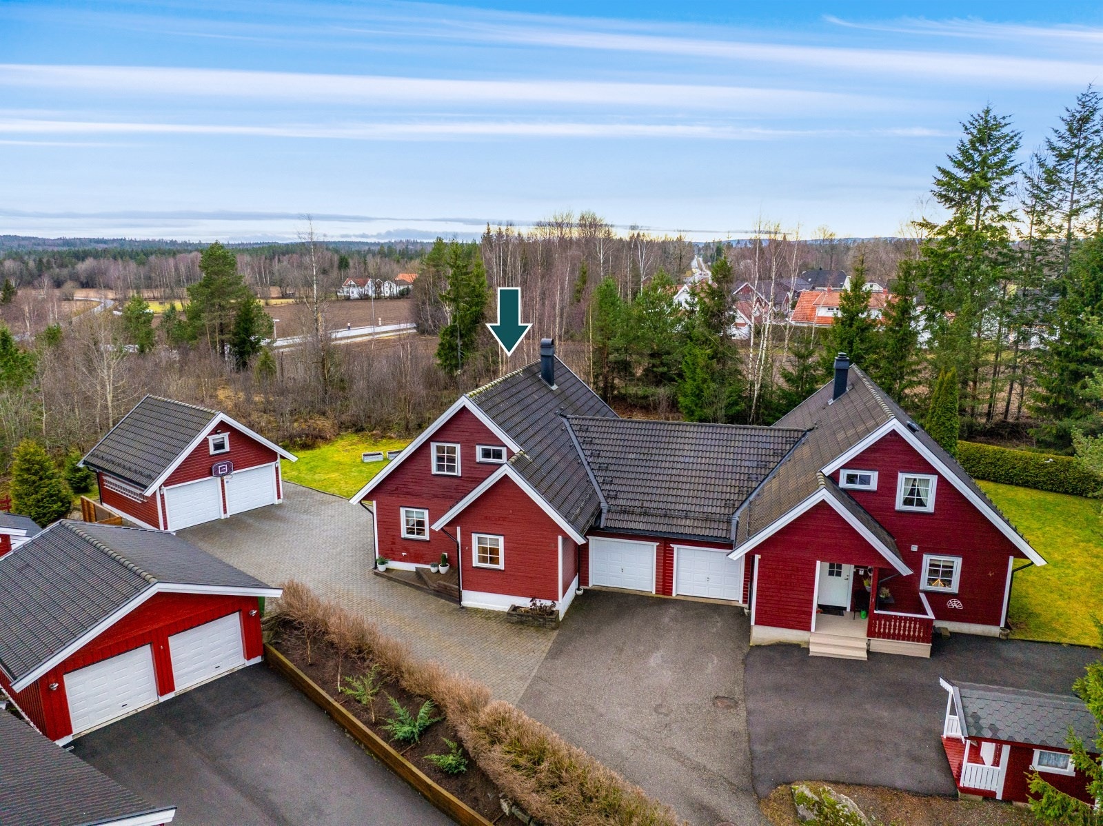 Boligen passer perfekt som familiebolig og har kun felles vegg med nabo gjennom garasjen - her bor du skjermet, rolig og privat. Galleribilde