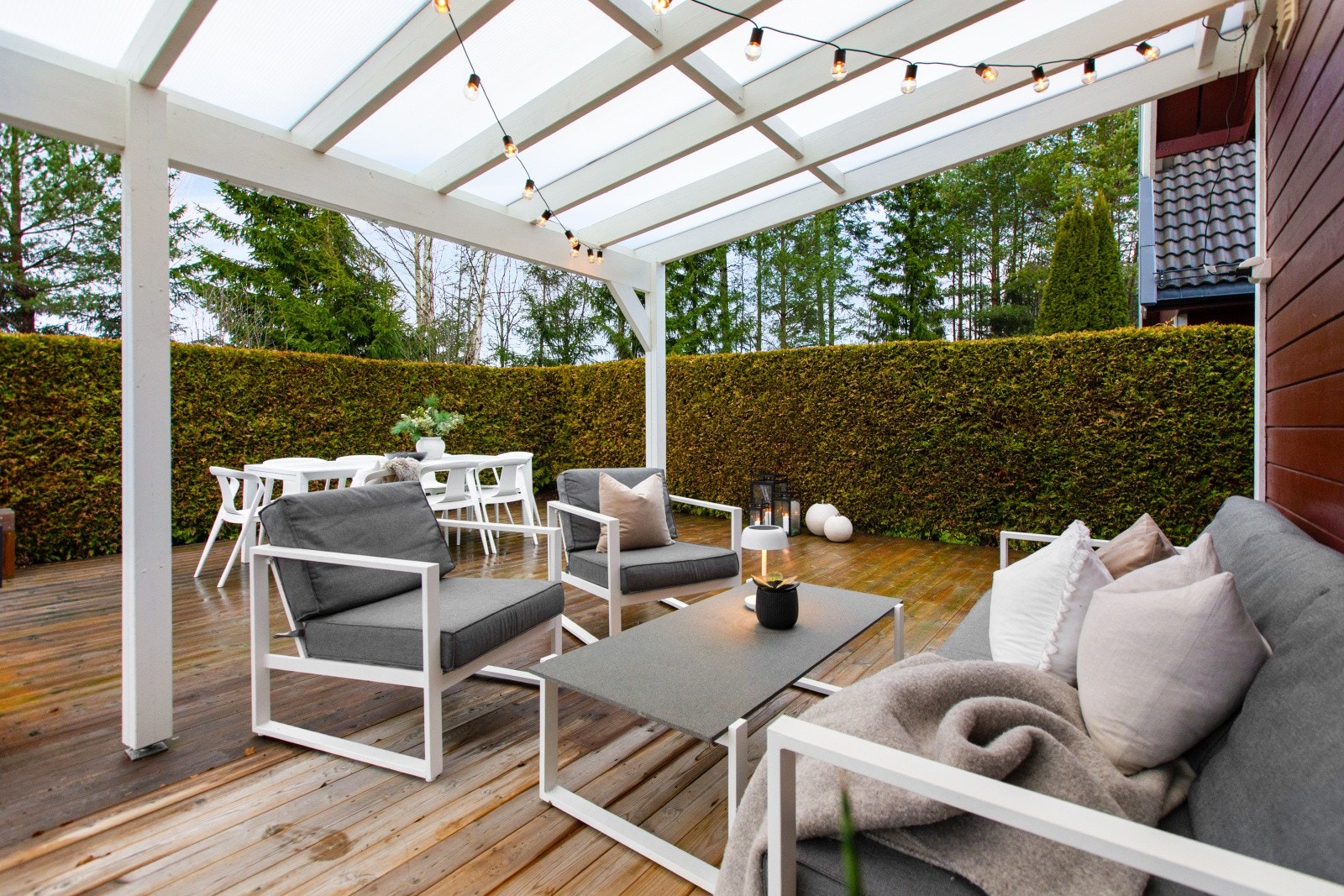 Med rikelig plass til utemøbler byr terrassen på en innbydende uteplass, perfekt for både avslapning og hyggelige sammenkomster. Galleribilde