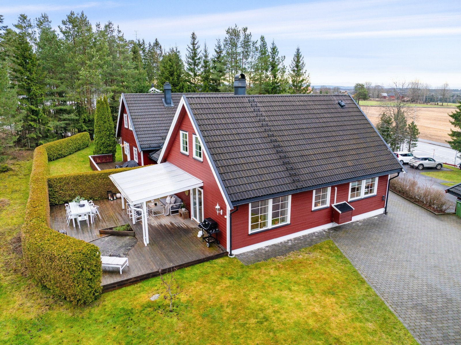 Tomten er pent avskjermet med hekk mot nabo, og byr på en solrik og privat uteplass. Galleribilde