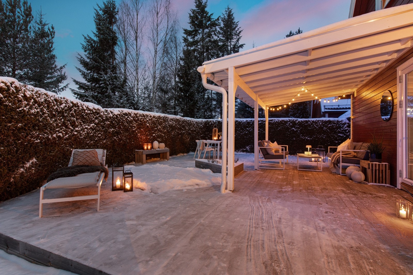 I tillegg er det direkte utgang til gressplen, og eiendommen byr på skjermede og hyggelige omgivelser. Galleribilde