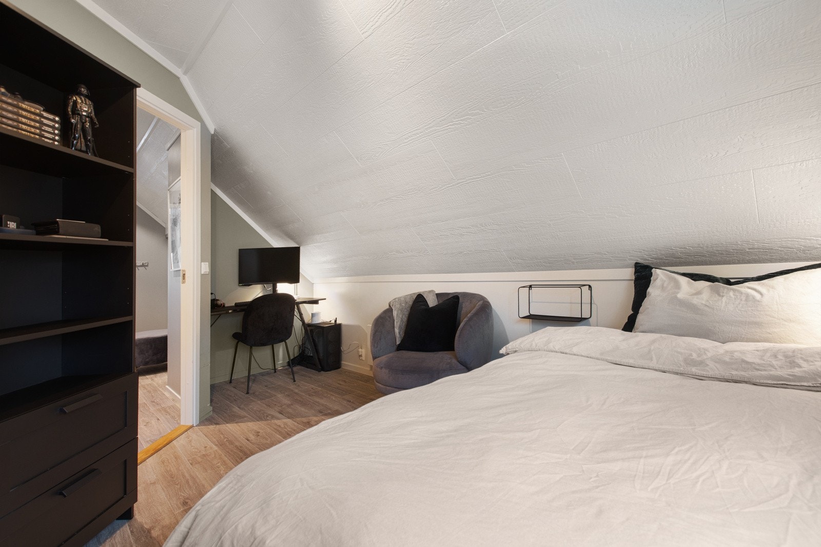 Rommet egner seg utmerket som hjemmekontor, med gode lysforhold og rikelig plass til arbeidsstasjon. Galleribilde