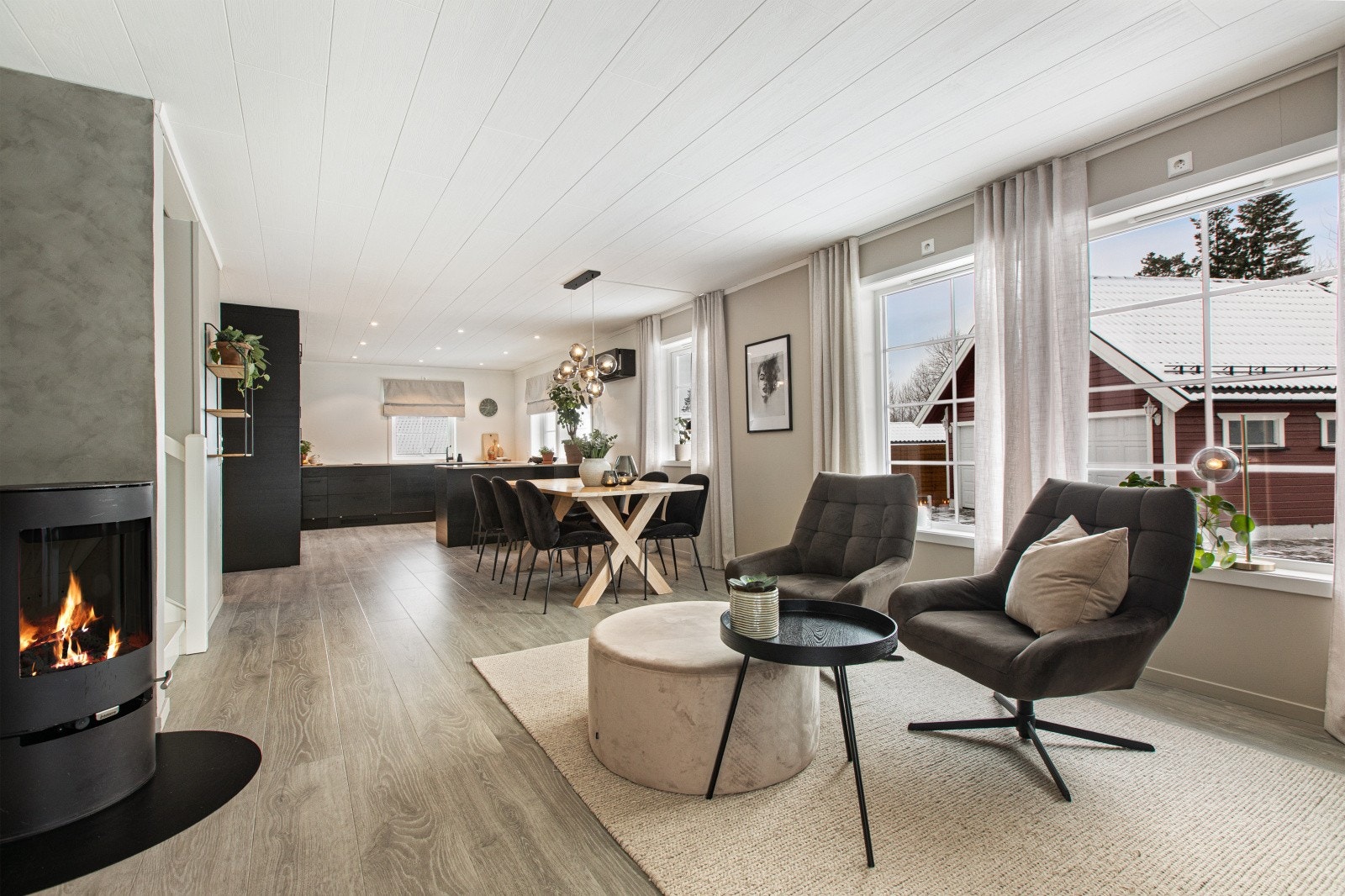 Den åpne kjøkken- og stueløsningen gir en naturlig plassering for spisebordet rett ved kjøkkenet, og skaper en luftig og sosial planløsning. Galleribilde