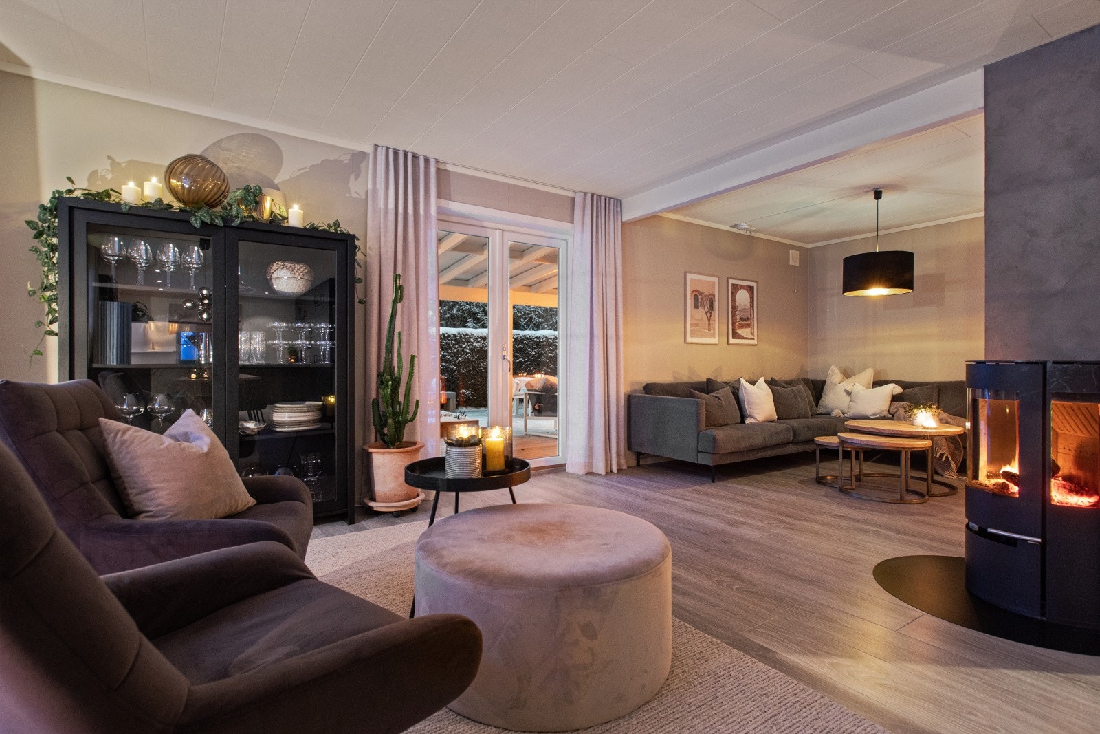 Eiendommen ligger skjermet til, med gode solforhold og fullstendig privatliv - her kan du nyte uteområdene uten å bekymre deg for innsyn. Galleribilde