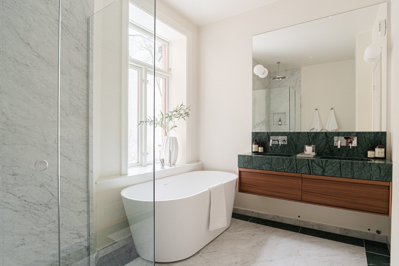 Spesialbestilt servant i unik, grønn marmorstein. Det er lagt samme marmor som bord rundt carrera-flisene. Galleribilde