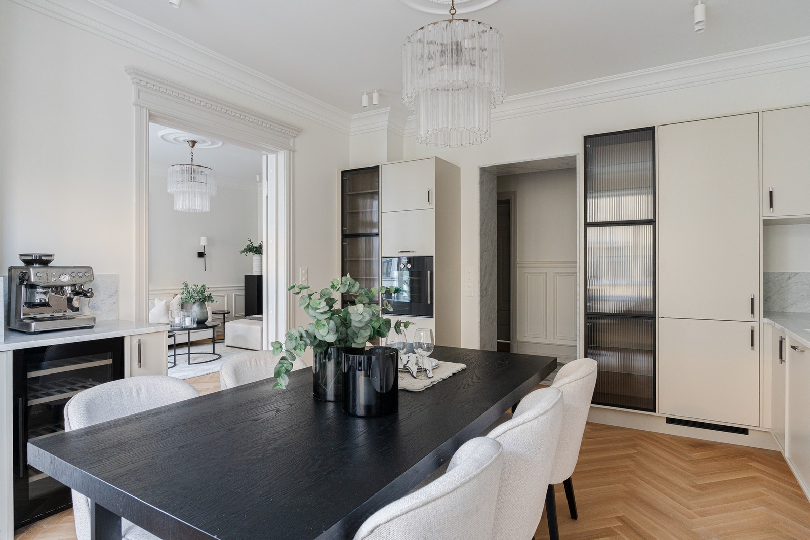 Komplett nytt elektrisk- og rør anlegg i 2025. Nytt kjøkken med eksklusive løsninger og påkostet hvitevarepakke. Vitrineskap med innredning i eik og skjult anlegg til belysning. Galleribilde