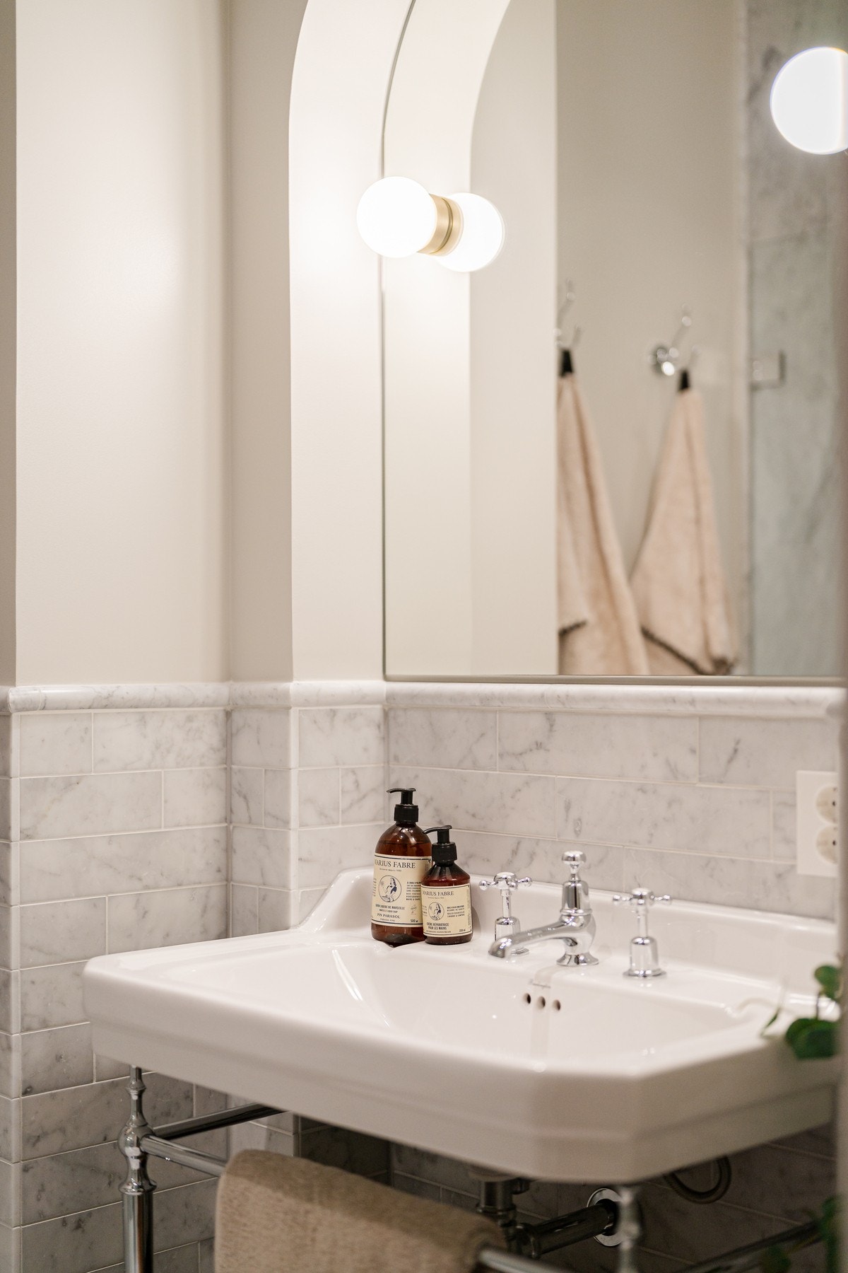 Definisjonen på klassisk eleganse forent med moderne komfort. Dette badet ligger i tilknytning til master soverom. Galleribilde