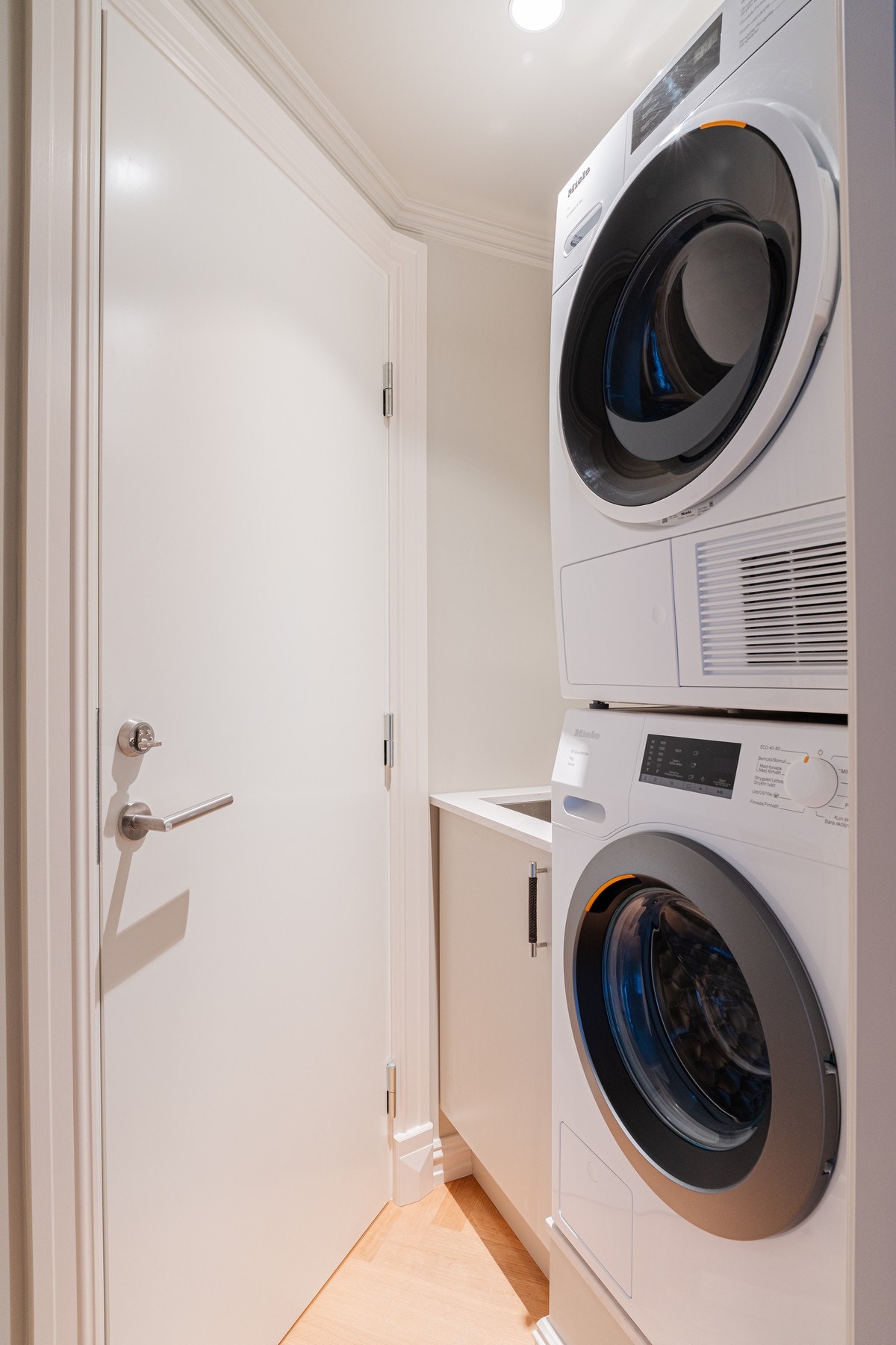 Eget vaskerom med opplegg for både vaskemaskin og tørketrommel. Galleribilde
