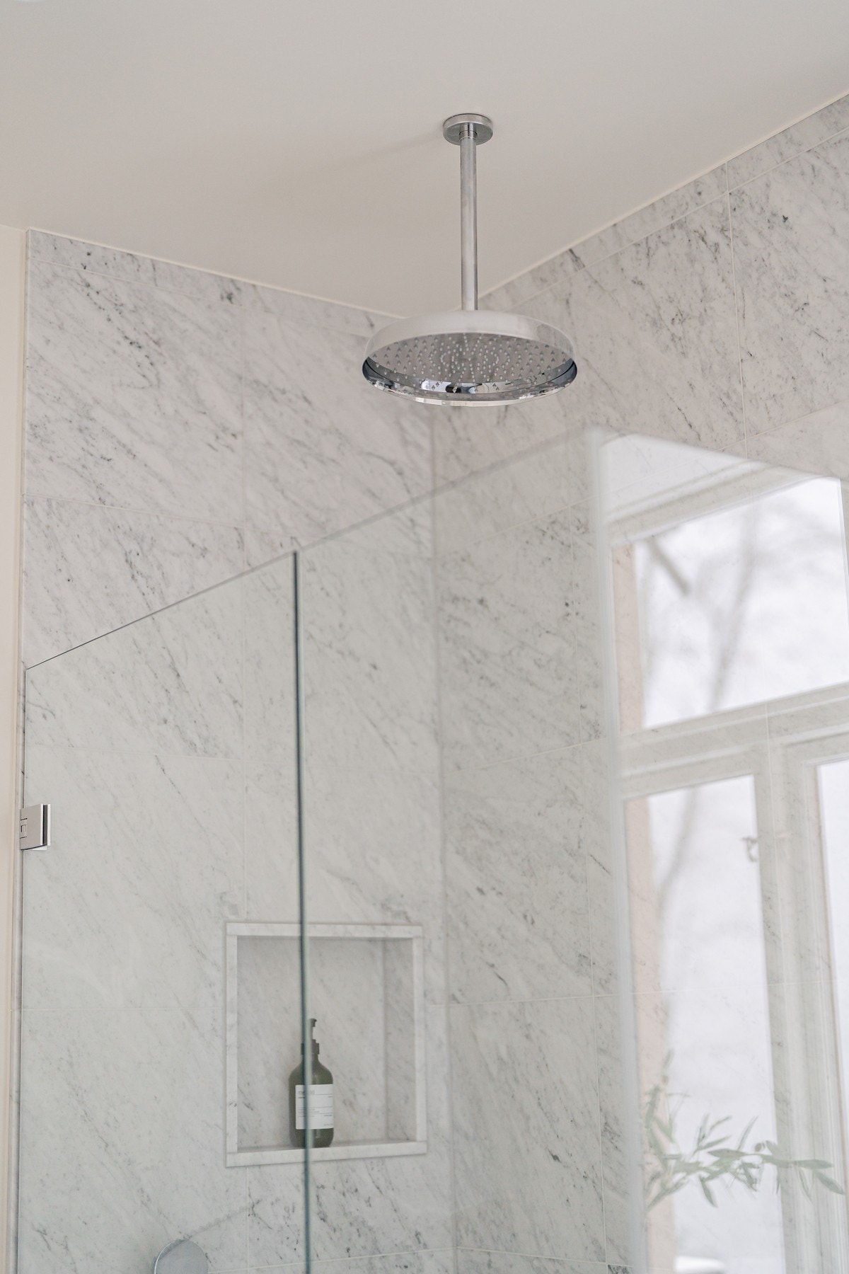 Italienske marmorfliser og innebygd waterfalldusj fra taket samt hånddusj fra Tapwell. Innfelt nisje i dusjen med skjult anlegg til belysning. Galleribilde