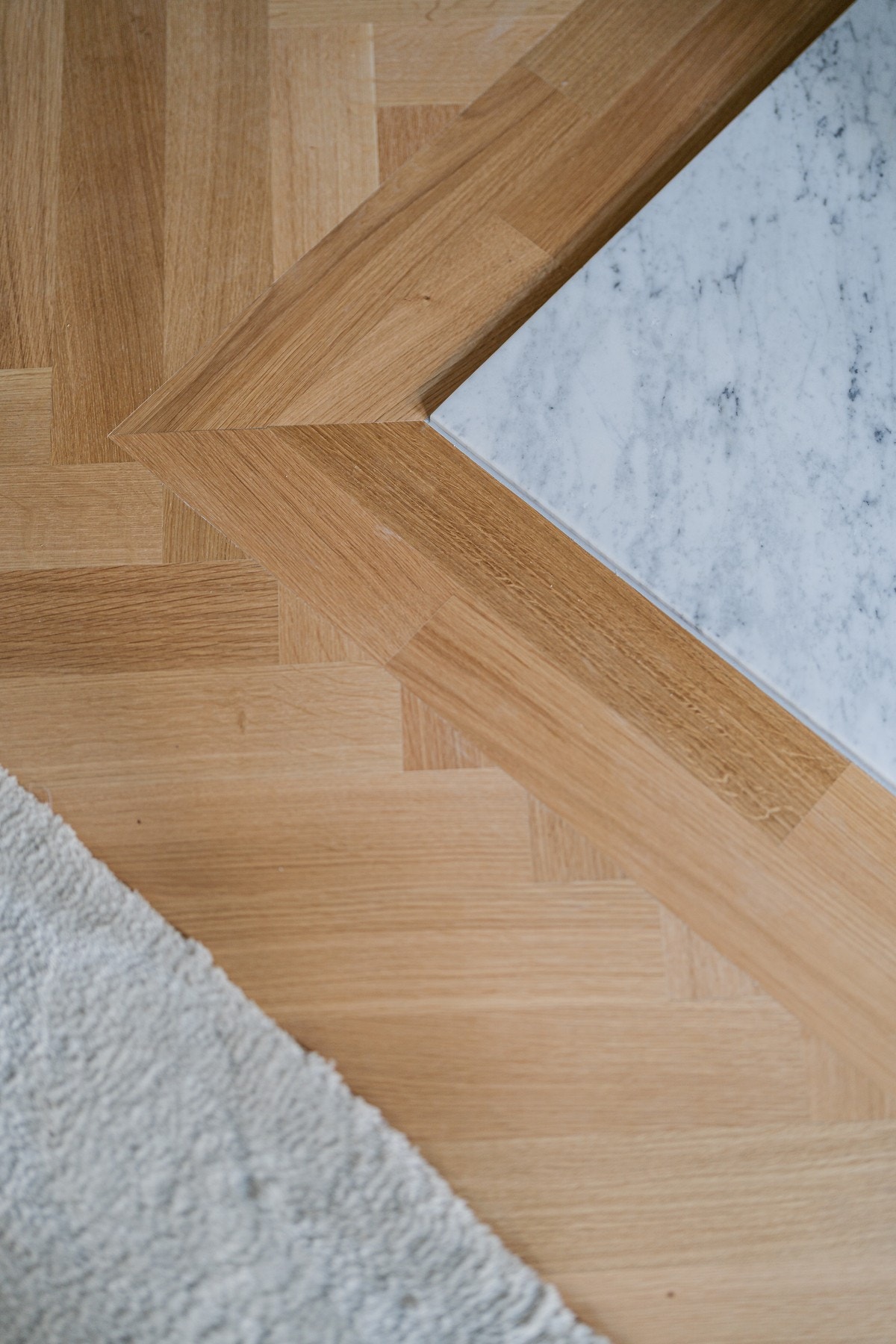 Gulvet er avrettet i 2025. Det er lagt varmekabel i samtlige rom med individuell termostatstyring. Hellimt eikeparkett i fiskebensmønster med bord rundt - klassisk eleganse. Galleribilde