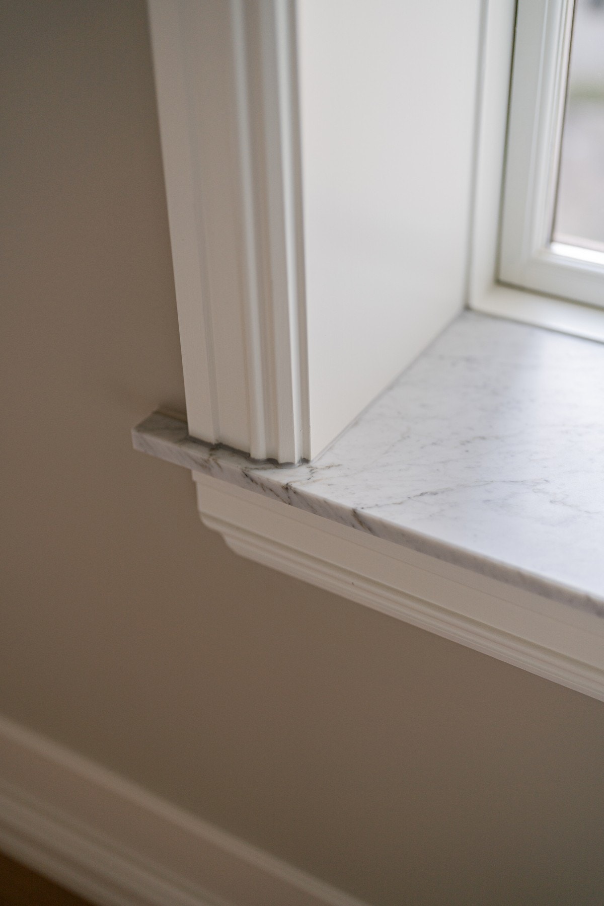 Carrera-marmor i vinduskarm på soverom. Galleribilde