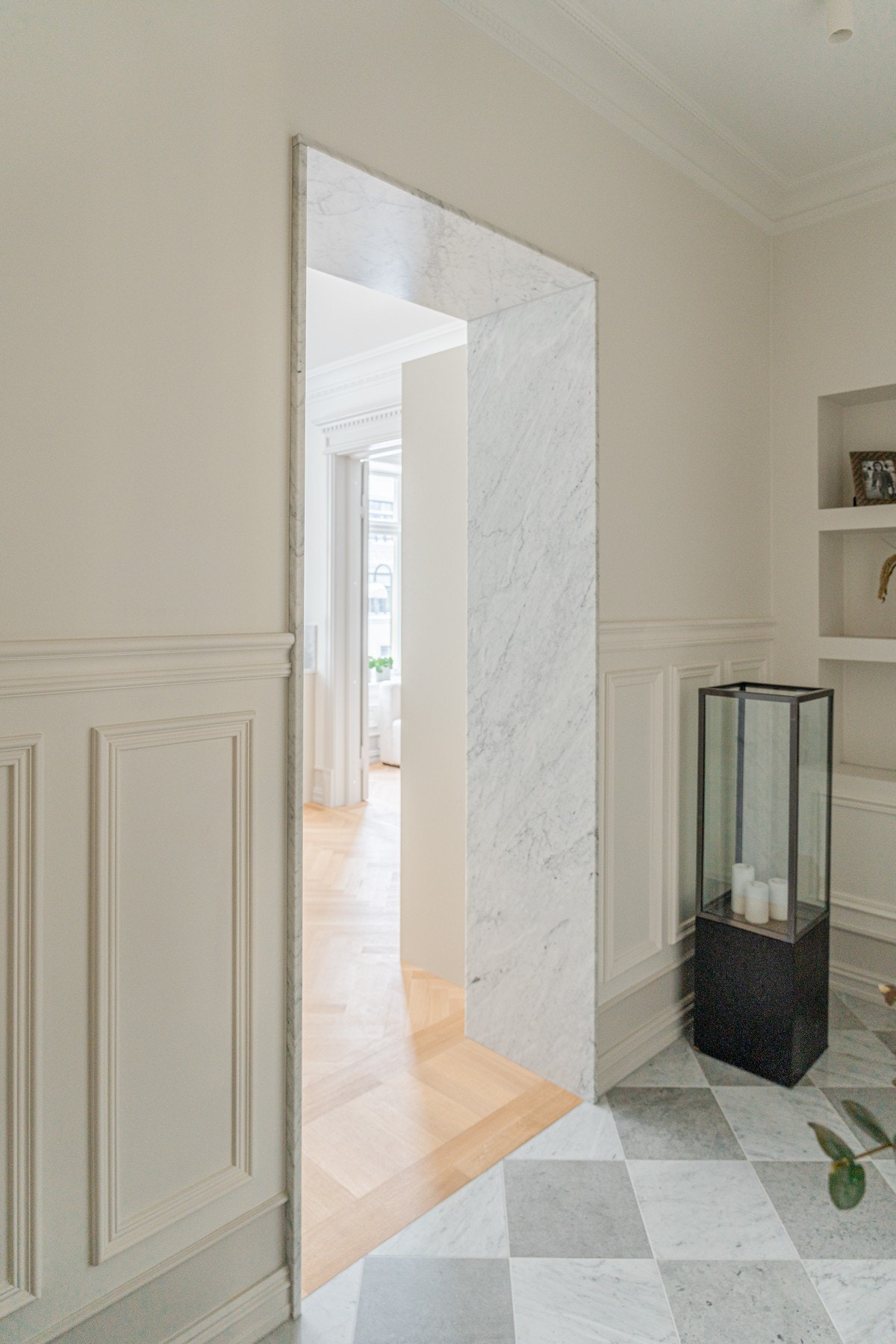 Carrera-marmor i åpning mellom entré og kjøkken. Håndlagde brystninger. Galleribilde