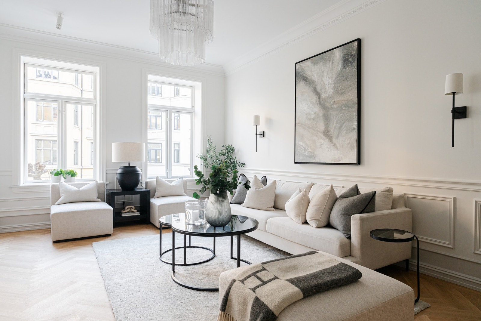 Fantastisk takhøyde. Det er lagt carrera-marmor i alle vinduskarmer. Galleribilde