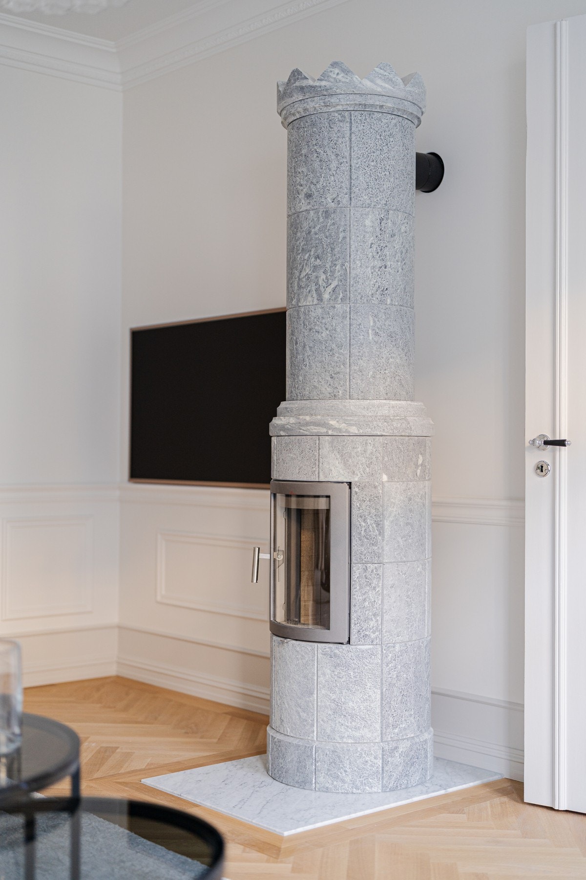 Elko-Plus stikkontakter i hele leiligheten. Håndlagde brystninger i stue. Brystning under TV-en er skjult "hideaway" dør som leder til teknisk rom for skjult kabelføring - her er ingenting overlatt til tilfeldighetene. Galleribilde