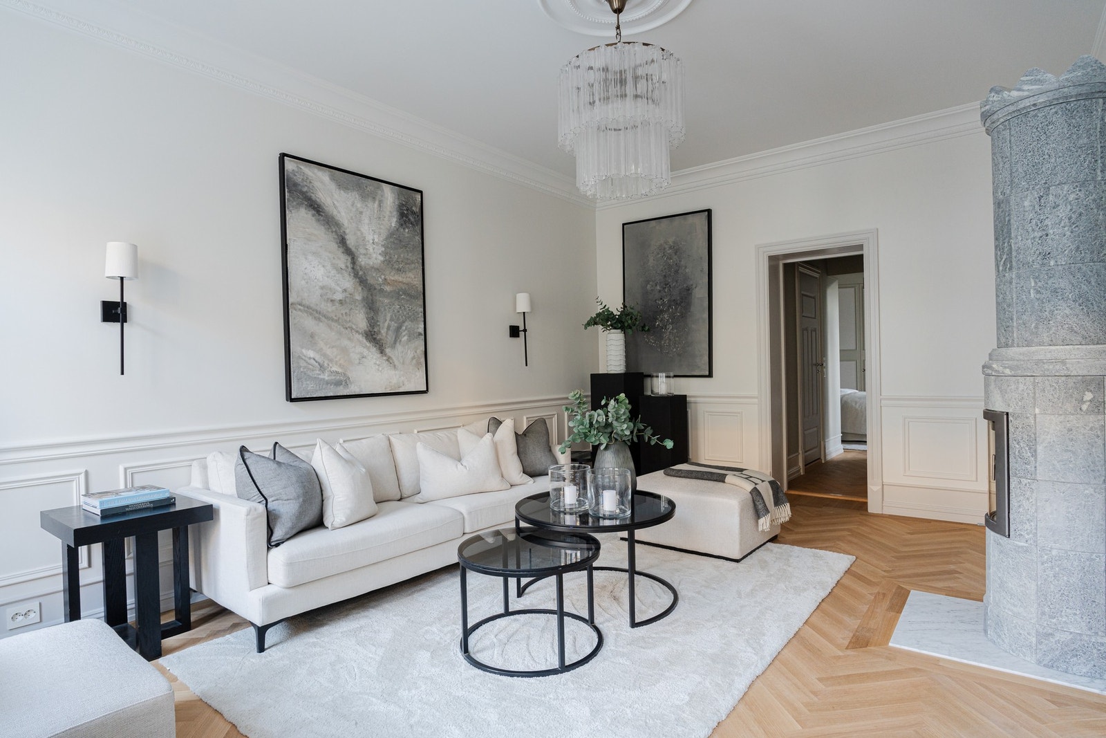 Skjult elektrisk anlegg til veggbelysning og taklampe i rosett. Ingen synlige kabler i leiligheten. Galleribilde