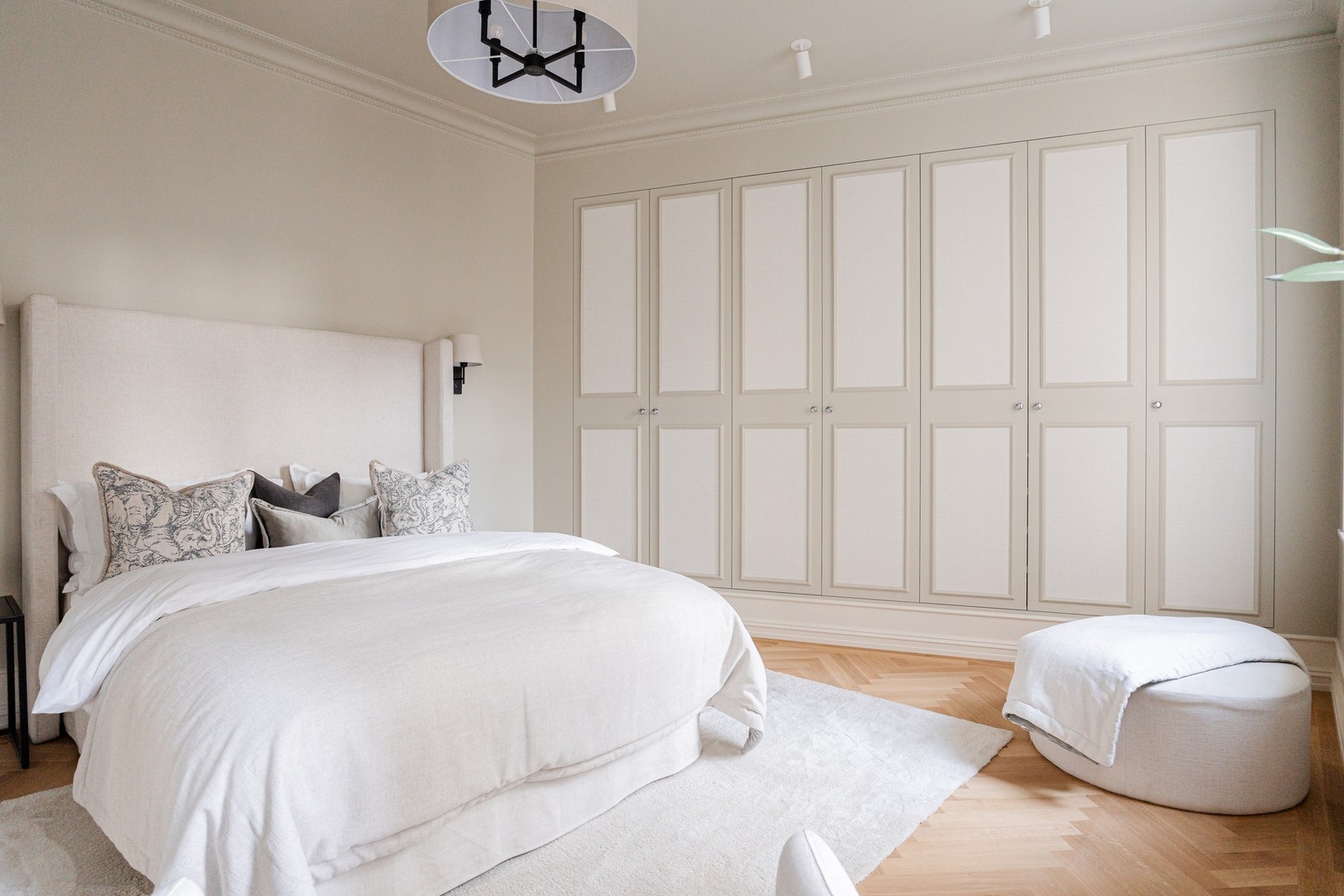 Master en-suite med eget baderom. Stukkatur, rosett og innebygd, dimbar belysning. Galleribilde