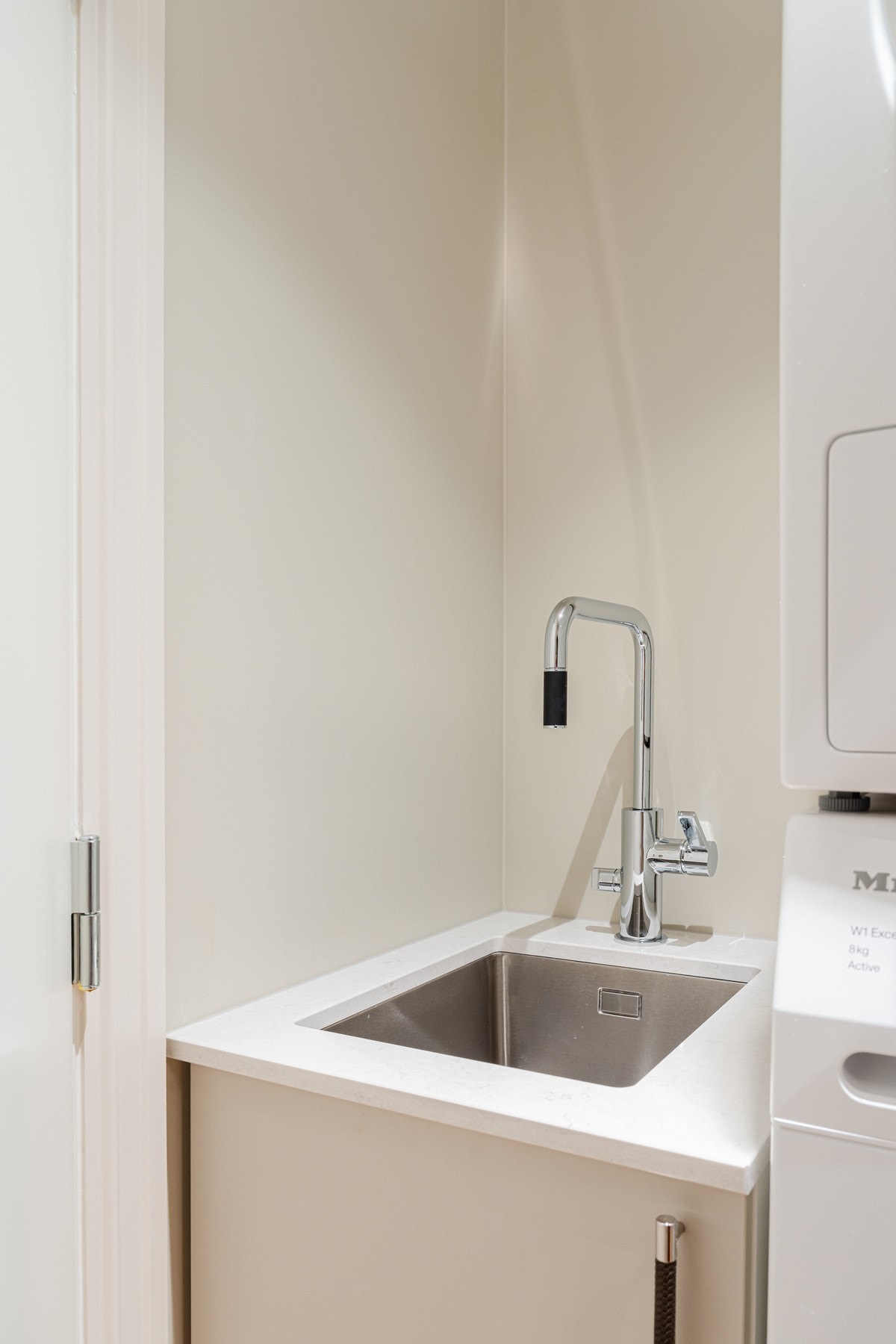 Praktisk utslagsvask. Tapwell armatur, samt håndtak fra LoveHandles på Frogner - også på vaskerom. Galleribilde