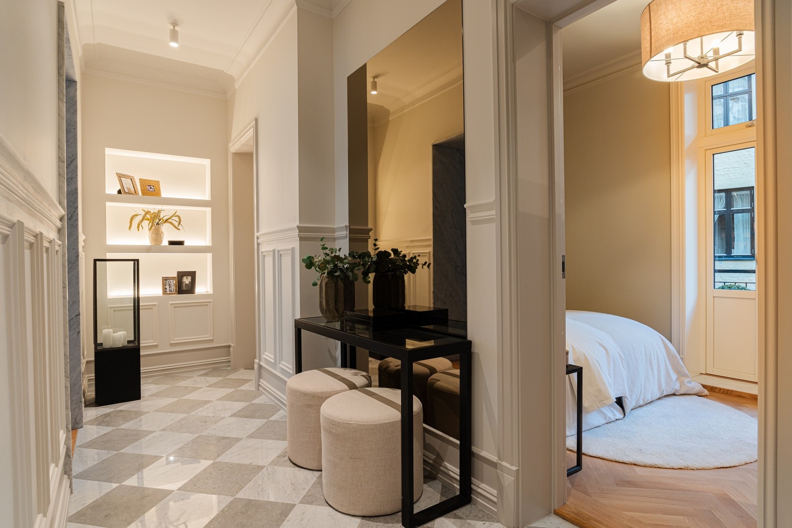 Spesialbestilt, vegghengt speil fra glassmester i bronse. Innfelte hyller med skjult el-anlegg til belysning. Galleribilde