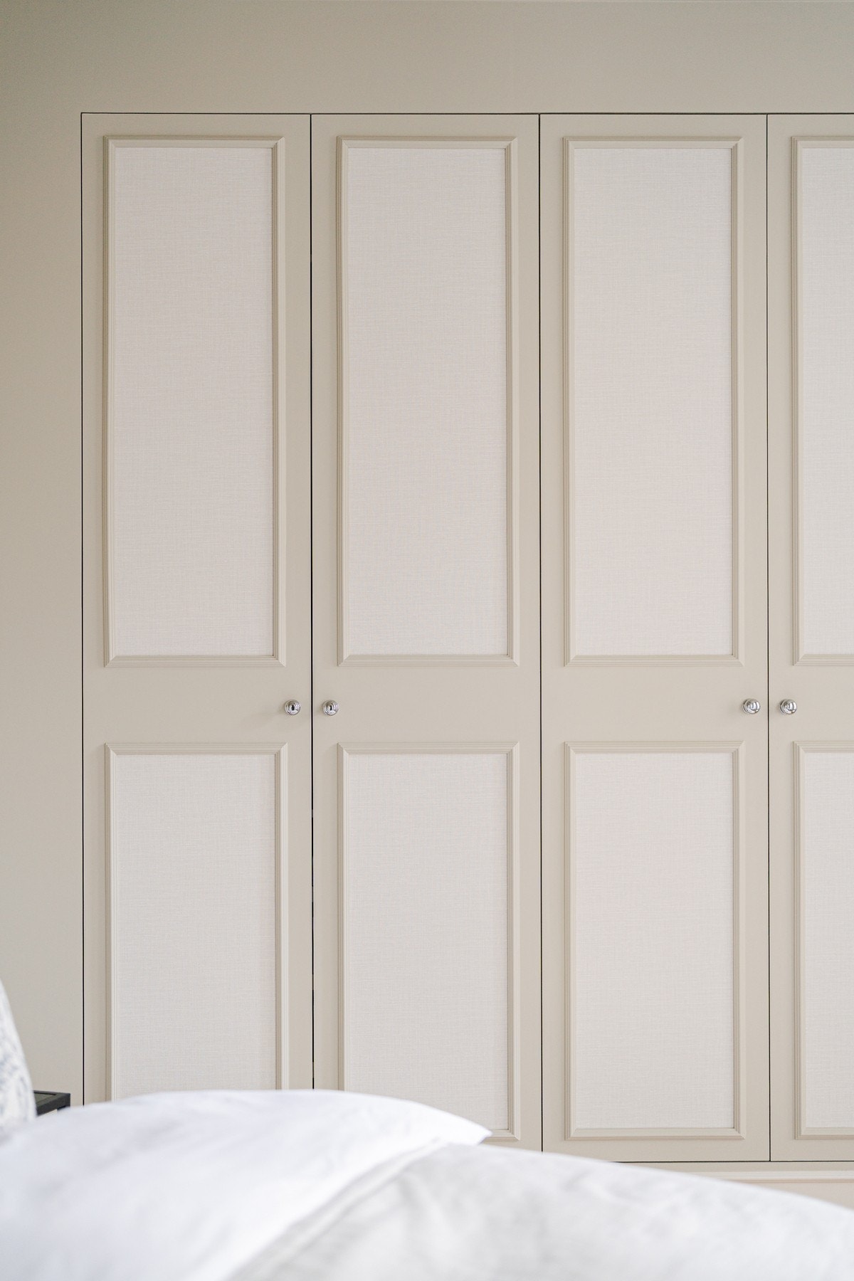 Innebygde, skreddersydde garderobeskap. Det er brukt eksklusiv tapet fra Casamance. Galleribilde