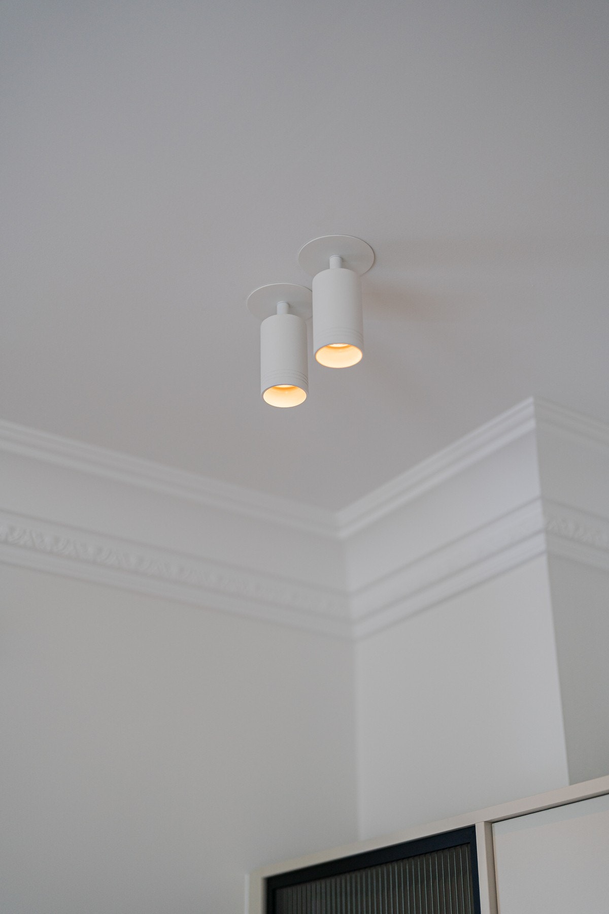 Nydelig stukkatur, rosett og innebygd, dimmbar belysning. Galleribilde