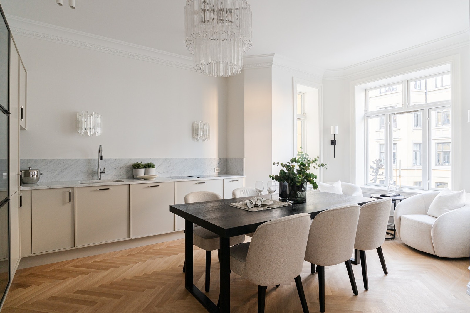 Skjult elektrisk anlegg til veggbelysning over kjøkkenbenk, i karnapp, samt til rosett for takbelysning. Galleribilde