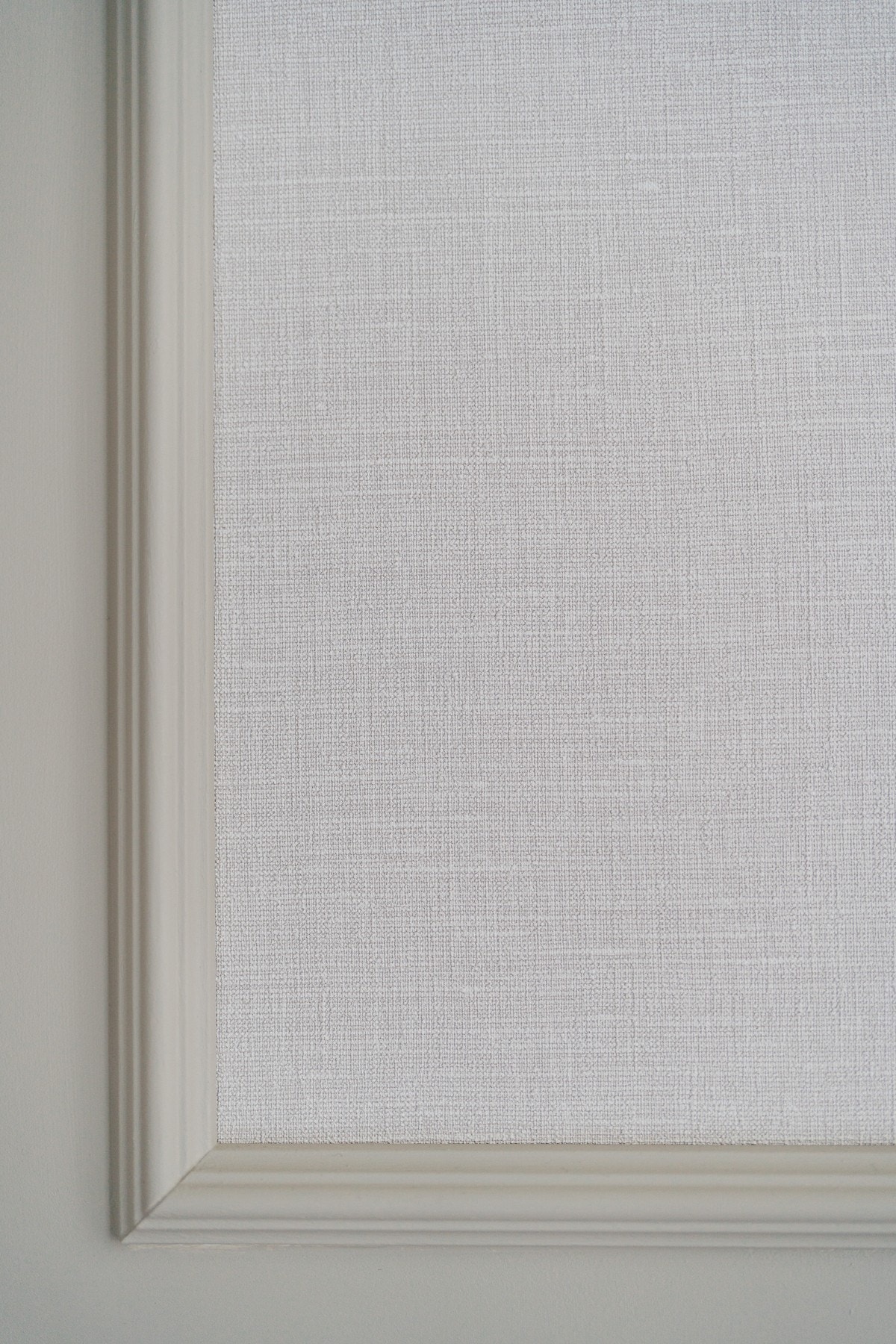 Spesialtilpasset skap med håndlagde rammer. Tapet fra Casamance "Le Lin 2". Galleribilde