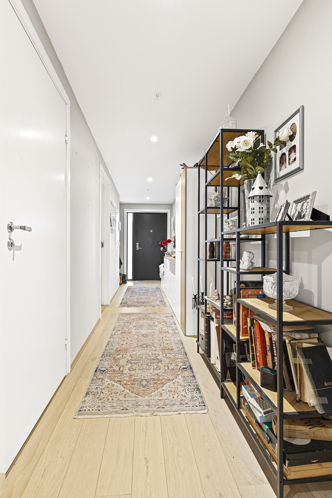 Gang med garderobeskap Galleribilde