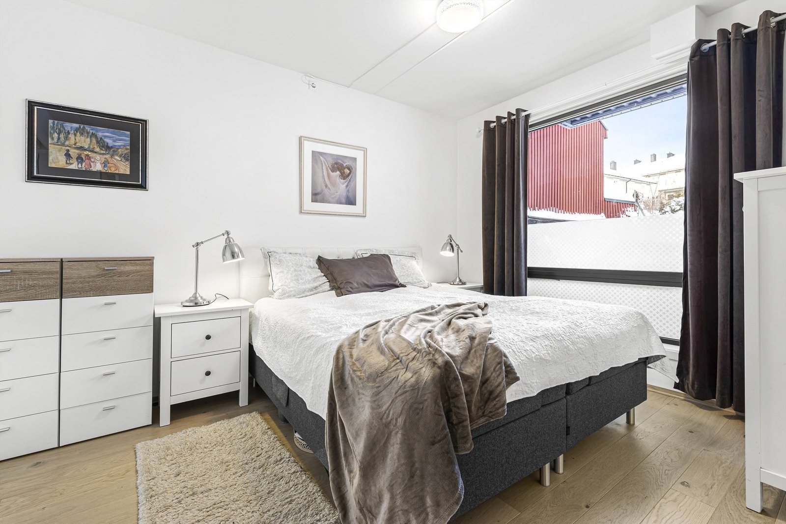 Soverom 1 med parkett på gulv, malte vegger og malt himling Galleribilde