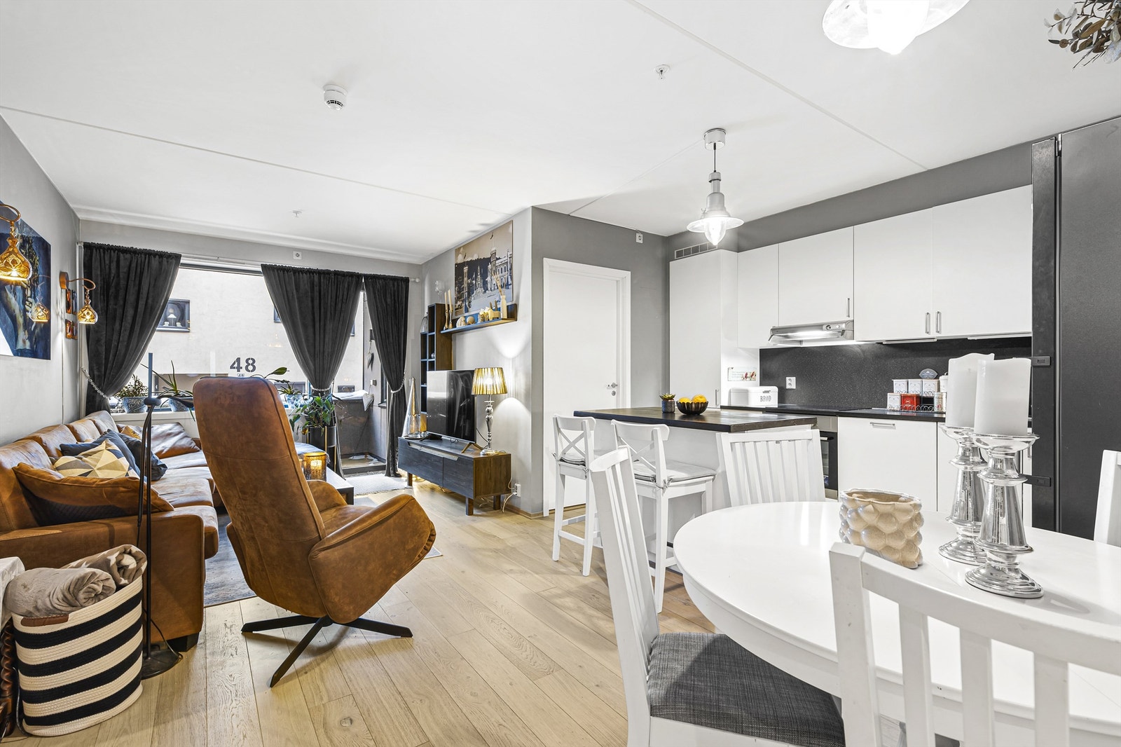 Stue med sofaområde og spiseplass Galleribilde