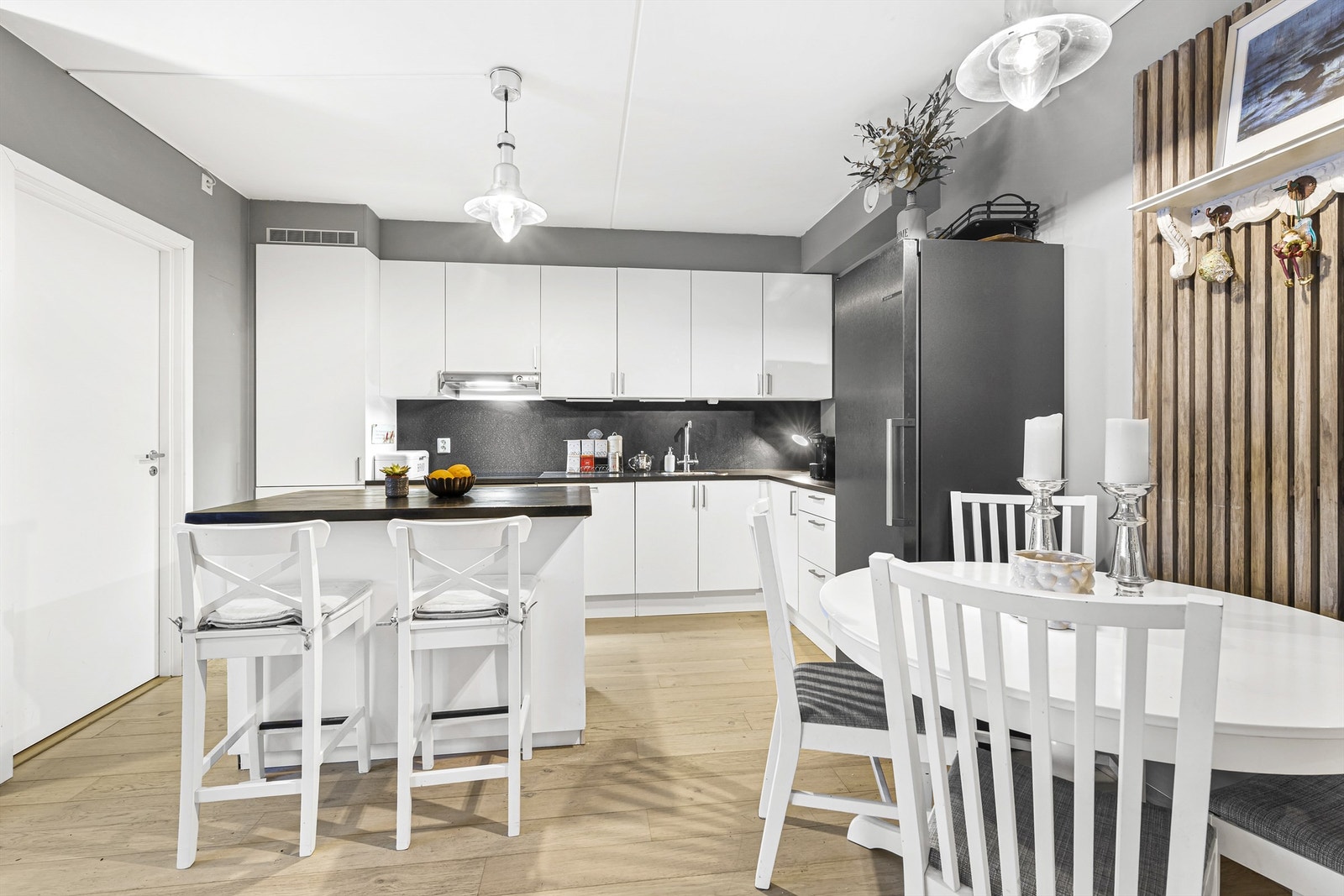 Lettstelt og lys 3-roms leilighet i enden av 1. etasje Galleribilde