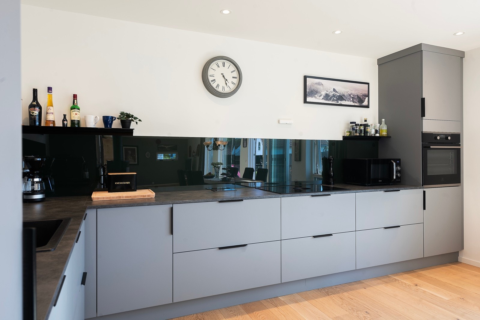 Lekkert Strai kjøkken med mye skap- og benkeplass Galleribilde