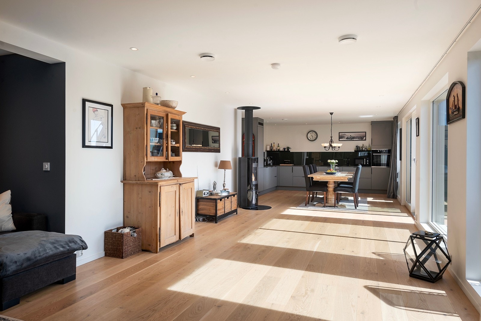 Stor, åpen og lys stue Galleribilde