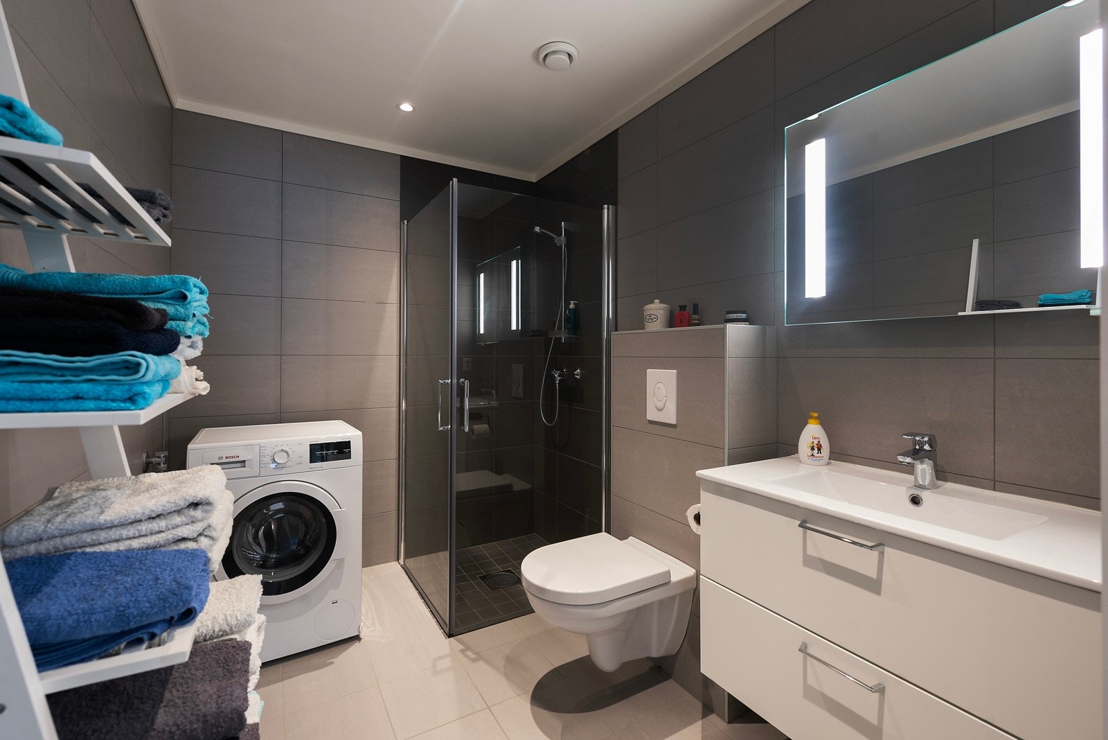 Bad med opplegg for vaskemaskin Galleribilde