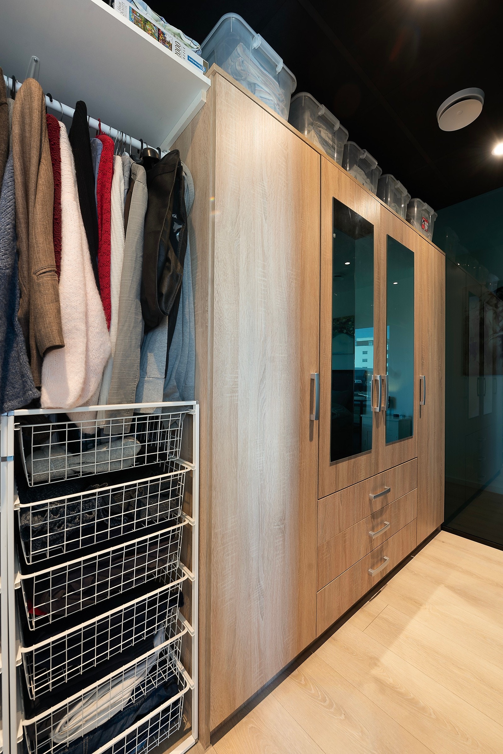 Stort og innholdsrikt walk-in closet på hovedsoverommet Galleribilde