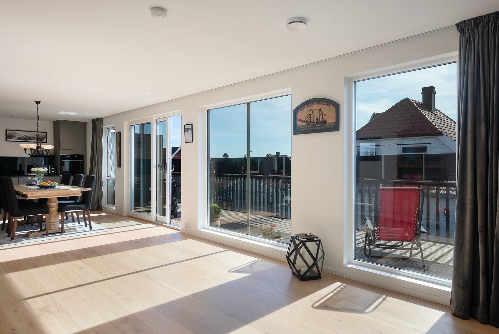 Nydelig lys gjennom store vinduer mot vest Galleribilde