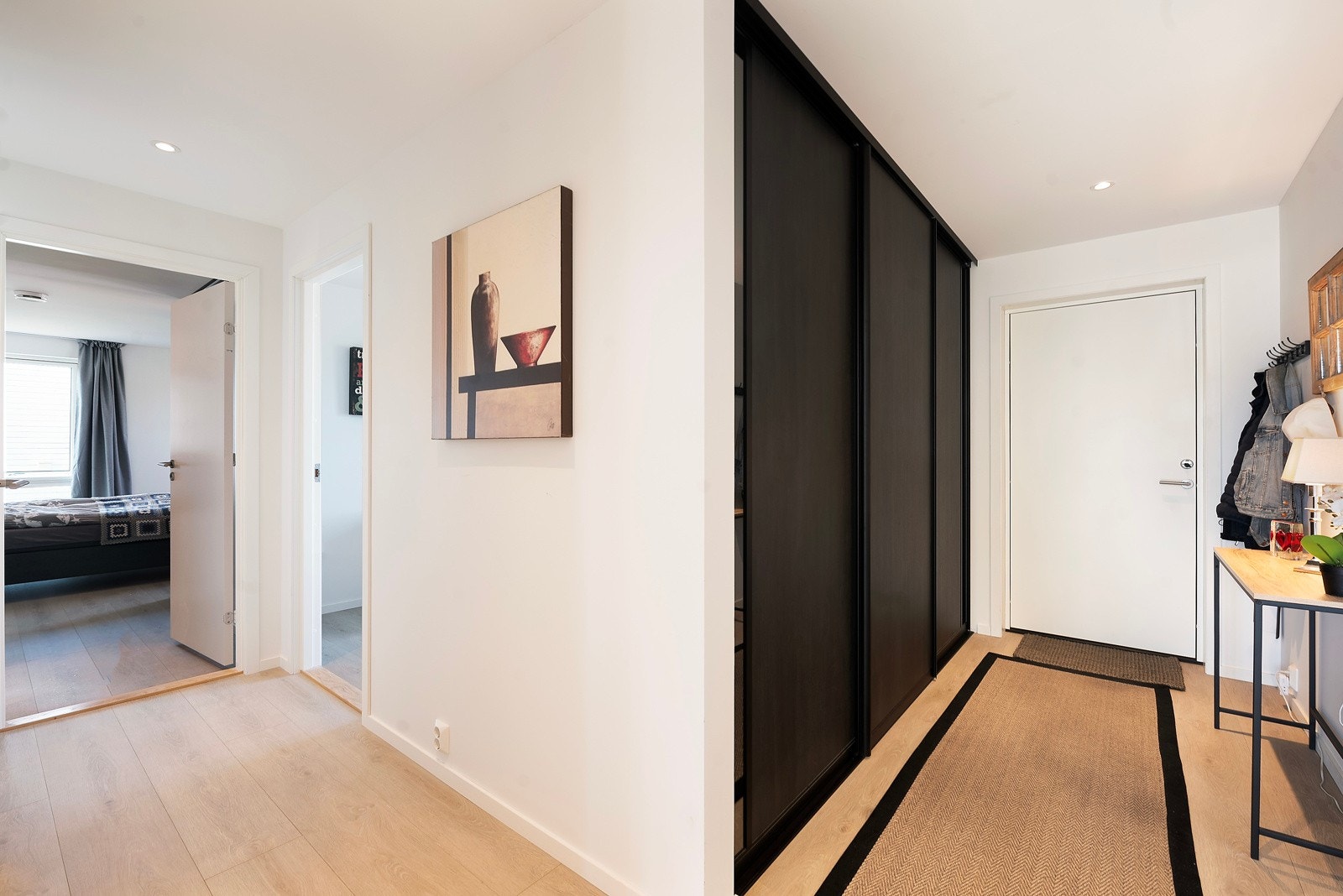 Stor og innholdsrik garderobe i gangen Galleribilde