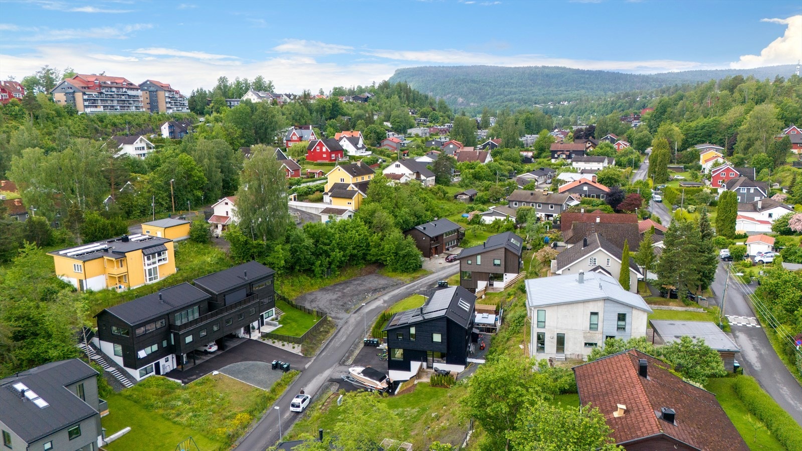 Her kan man ferdes trygt i hage og det er rolige veier med kort avstand til skole og barnehage Galleribilde