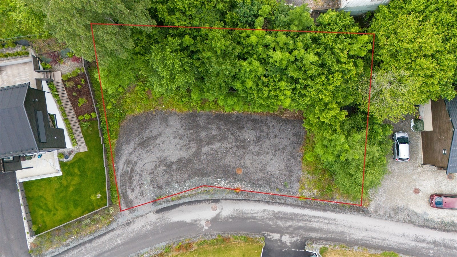 Eiendommen ligger fint til i et trafikkstille og barnevennlig boligområde på Slependen i en liten blindvei uten gjennomgangstrafikk - Ca. eiendomsgrenser Galleribilde