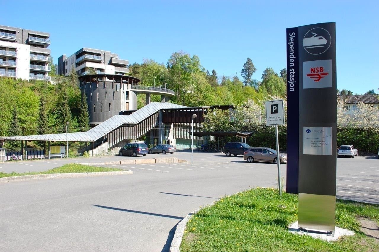 Ca. 10 min gange til Slependen togstasjon, kun 2 minutter med bil. Herfra tar det 19 minutter med tog til Nationaltheateret og 1 minutt til Sandvika Galleribilde