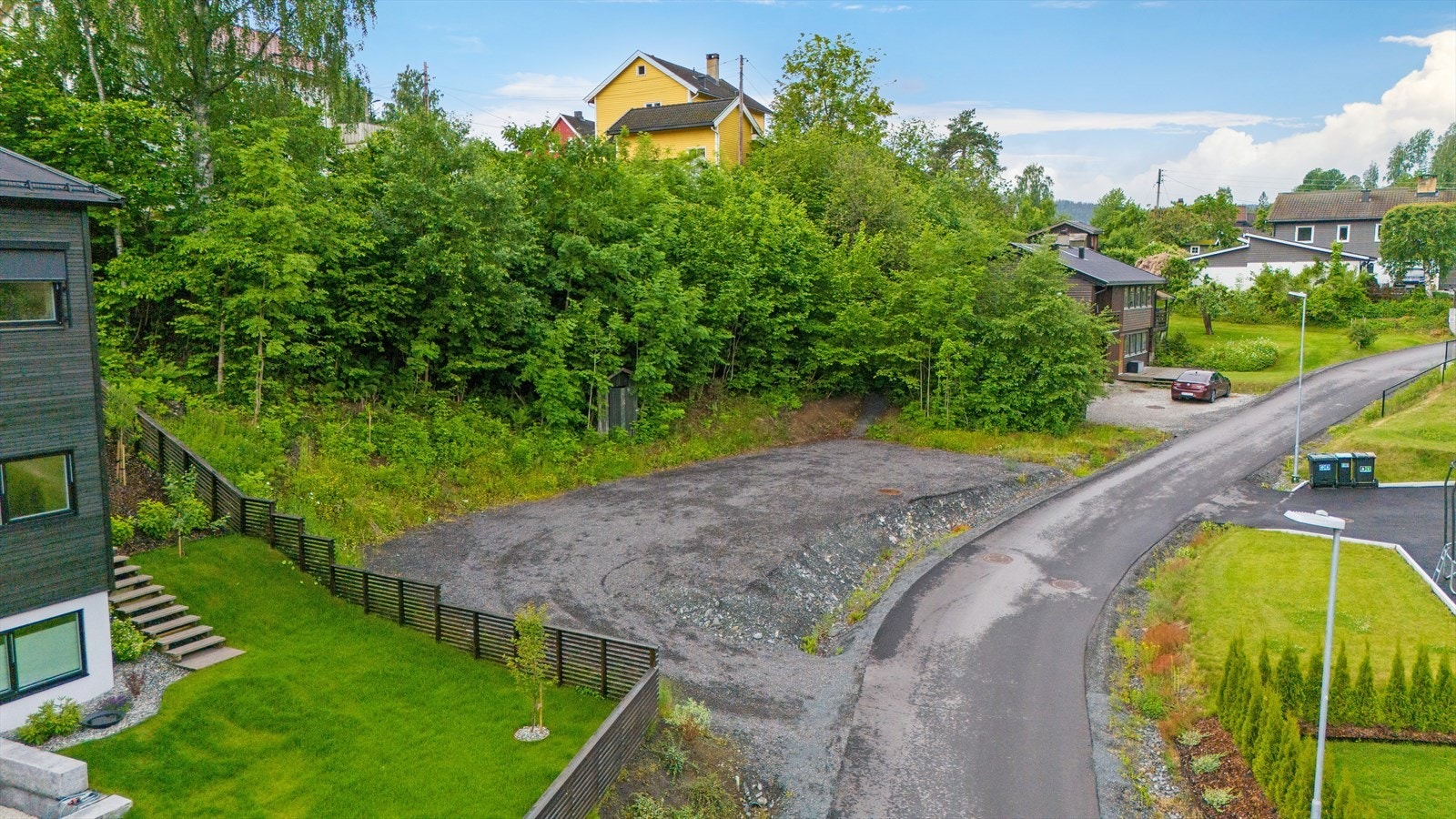 Tomten er delvis opparbeidet og lagt opp vann, kloakk, strøm og fiber samt etablert godkjent innkjørsel Galleribilde