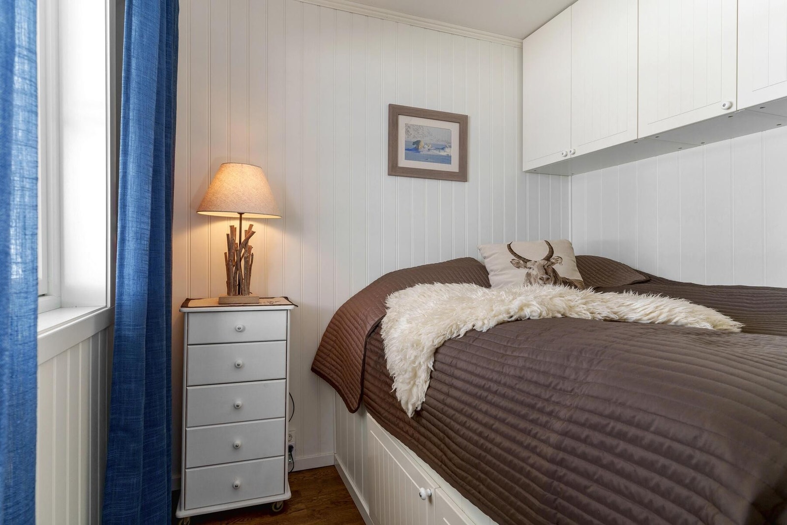 Soverom 2 med inngang fra stue med plassbygget seng med skapplass over og under. Galleribilde