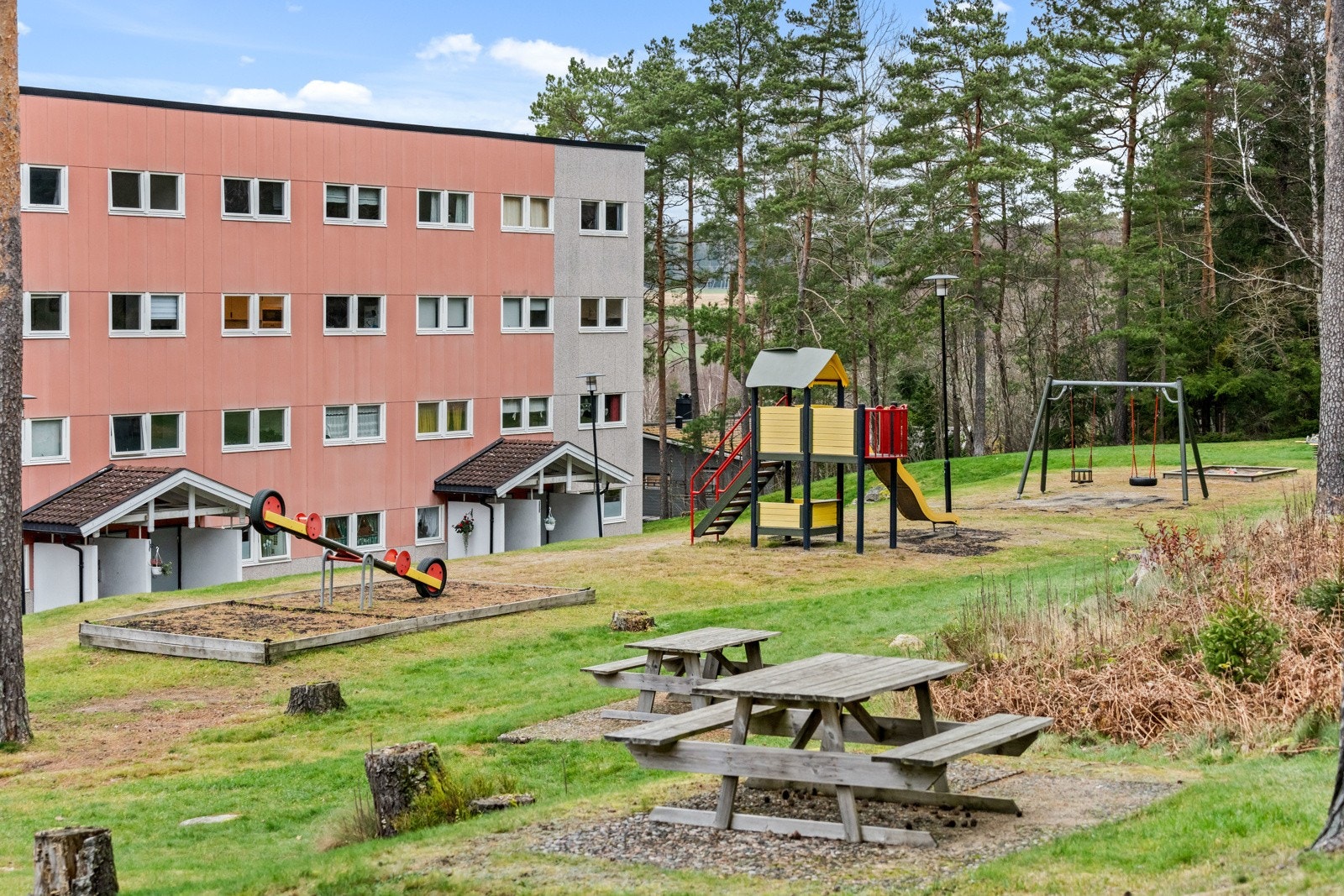 Utearealet i borettslaget har sosiale møteplasser for liten og stor, med flere lekeapparater og sittegrupper Galleribilde