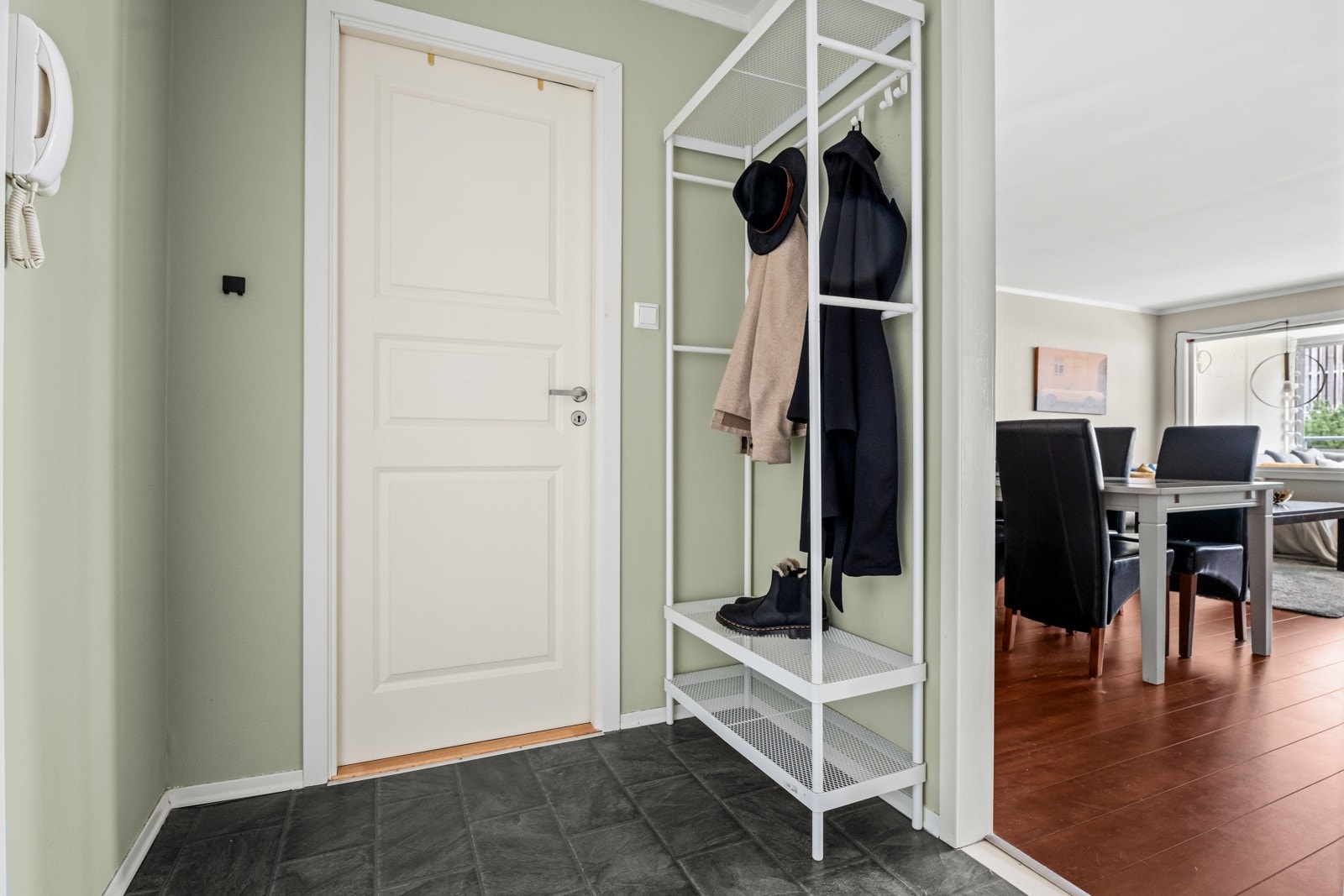 . I entreen er det dørcalling, plass til garderobe og adkomst til en bod, perfekt til oppbevaring. Galleribilde