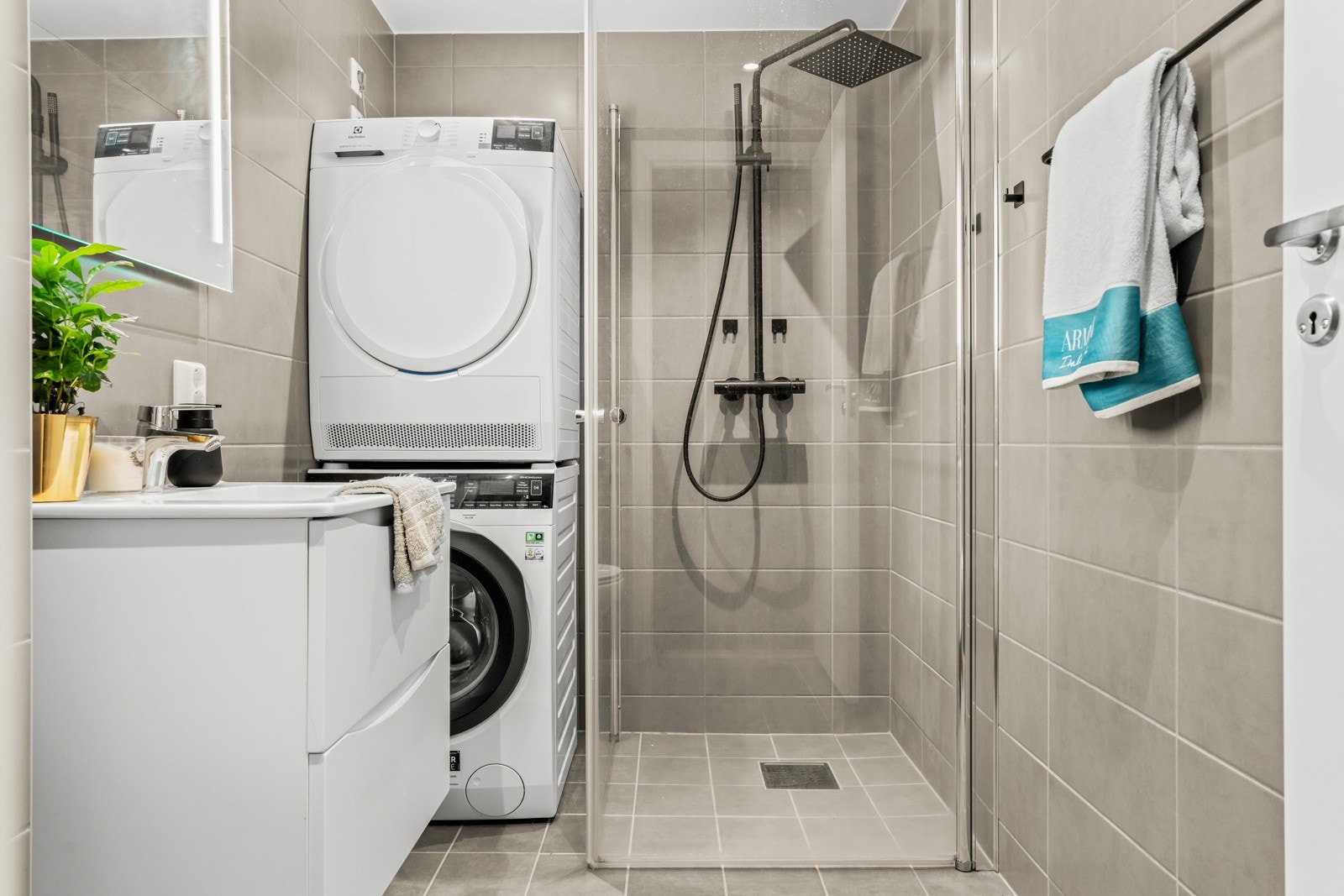 Badet ble rehabilitert i regi av borettslaget i 2021 og fremstår som stilrent og moderne. Galleribilde