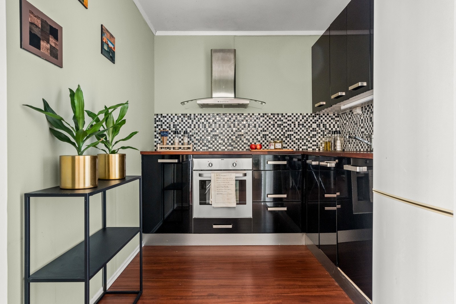 Kjøkkenfrontene er i høyglanset utførelse og har benkeplate i heltre med nedfelt oppvaskkum. Galleribilde