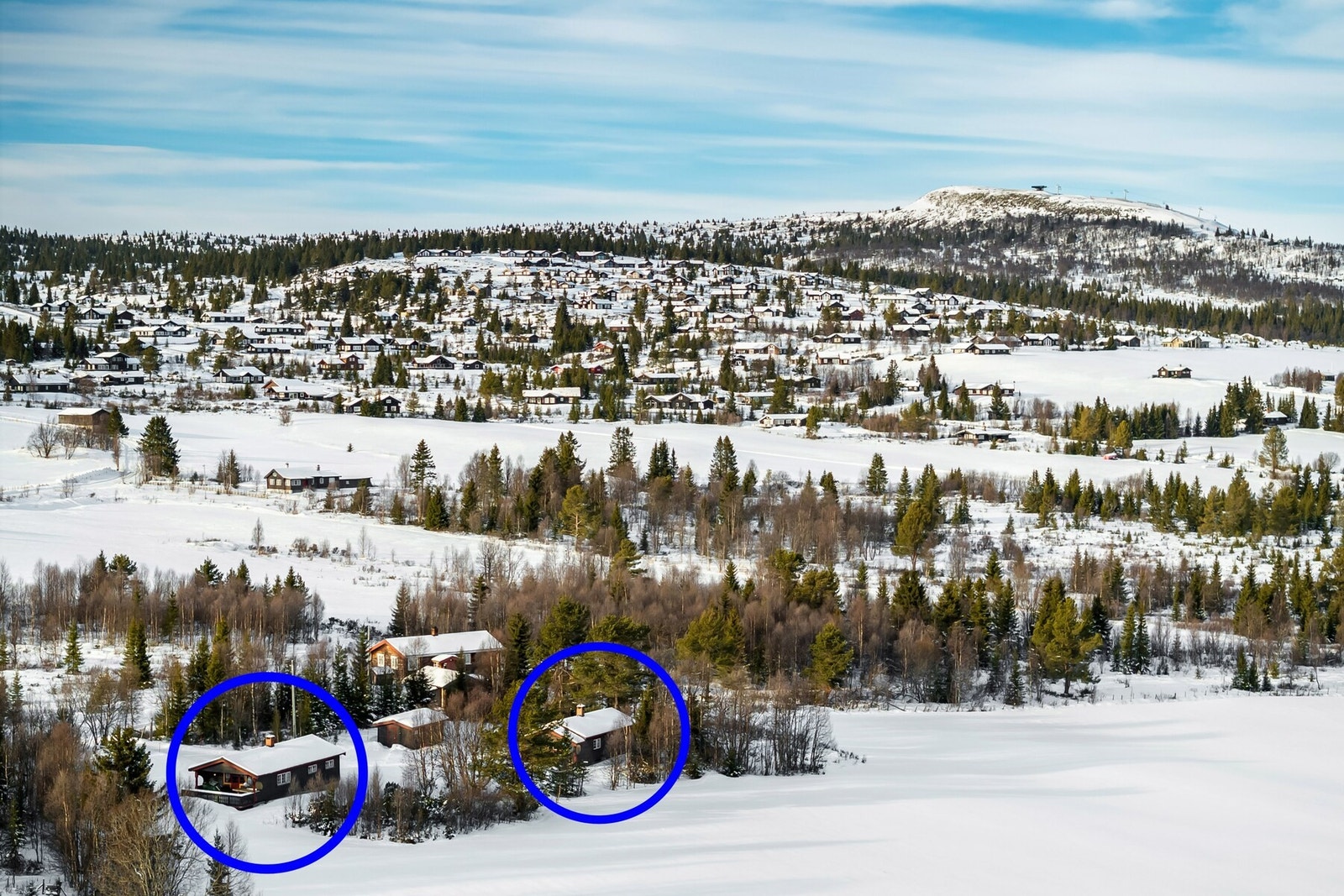 Eiendommen består av to hytter beliggende på felles tomt på ca. 1923 kvm. Galleribilde