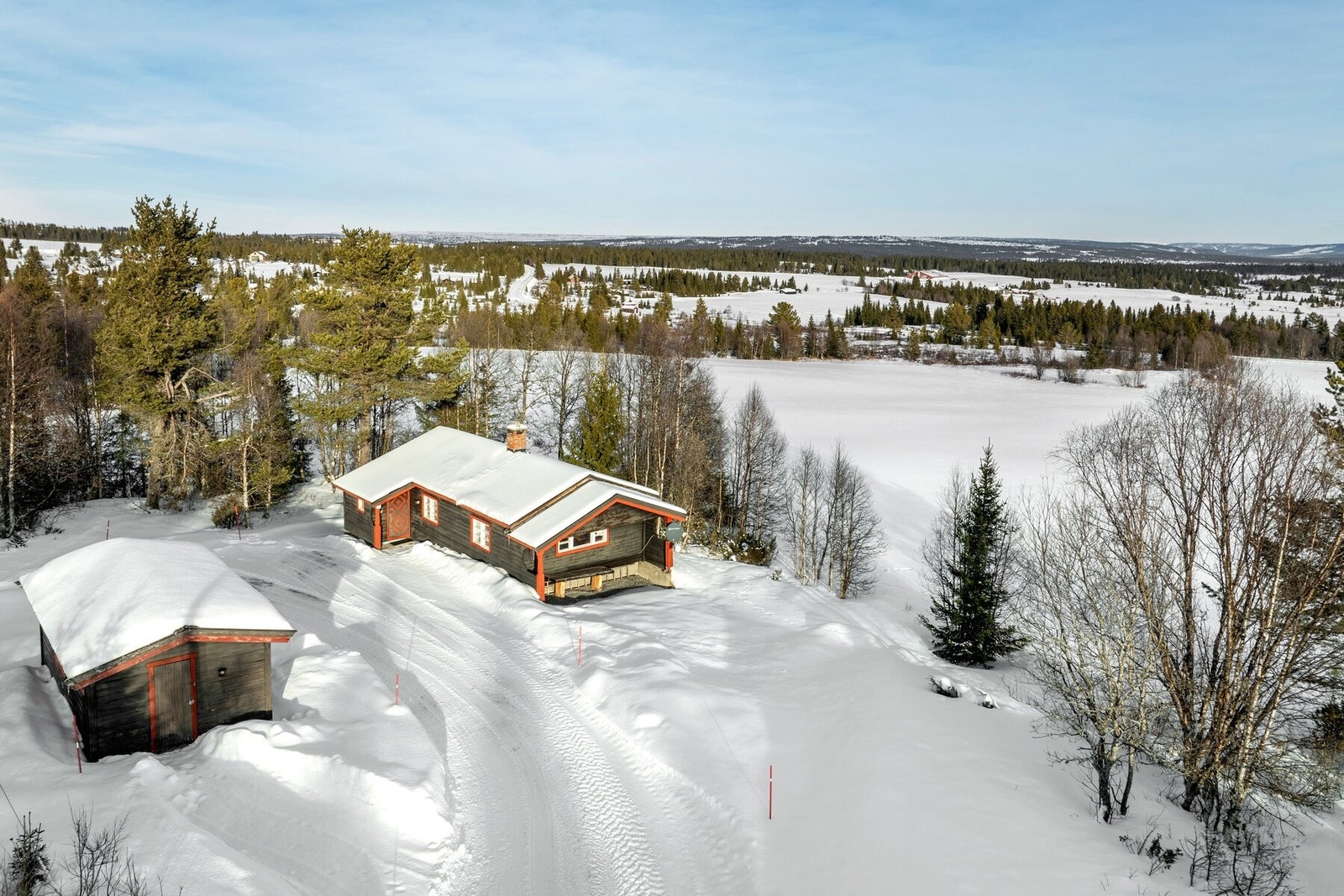 Fra hyttene er det nydelig utsikt utover Golsfjellet og eiendommen har god solgang! Galleribilde