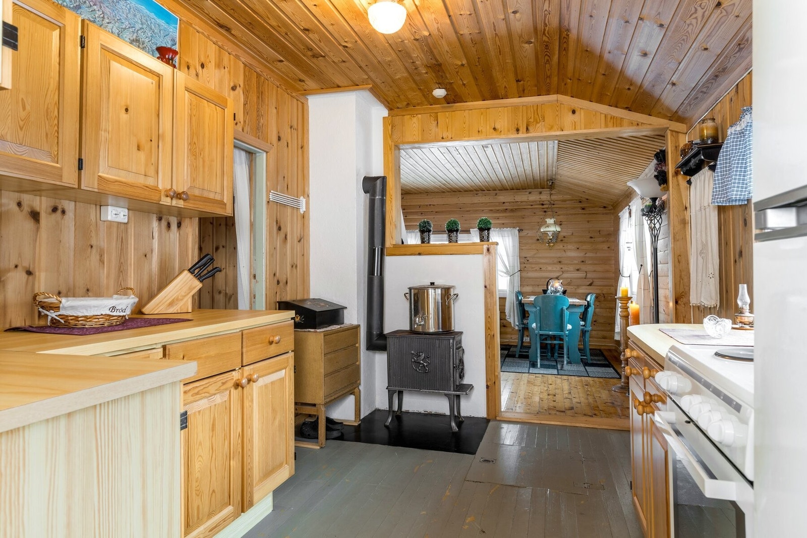 Godt med benk- og skapplass i innredningen. Galleribilde